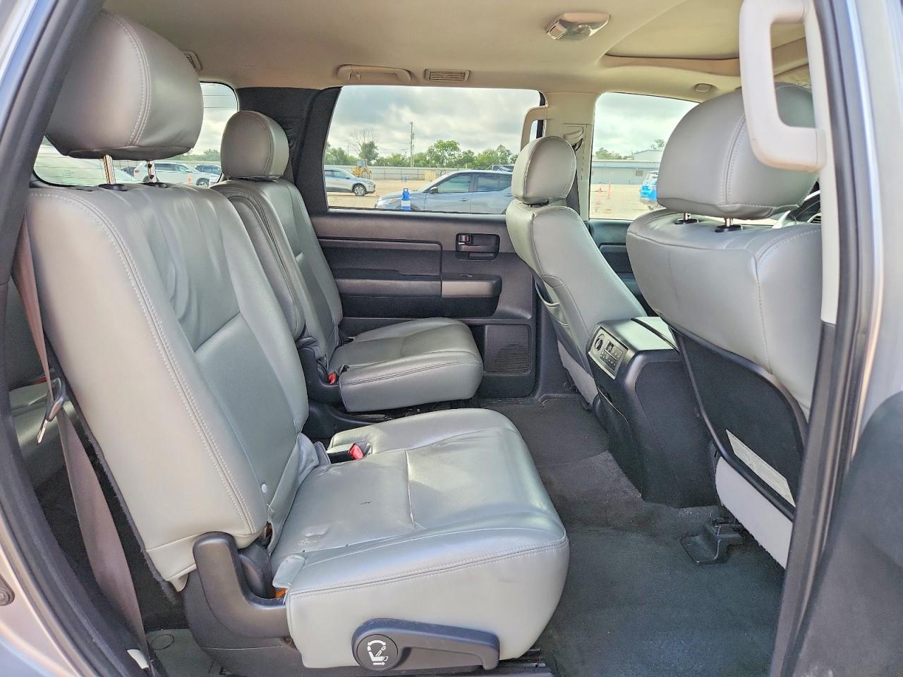 2011 Toyota Sequoia Sr5 Серебряный vin: 5TDZM5G17BS003159
