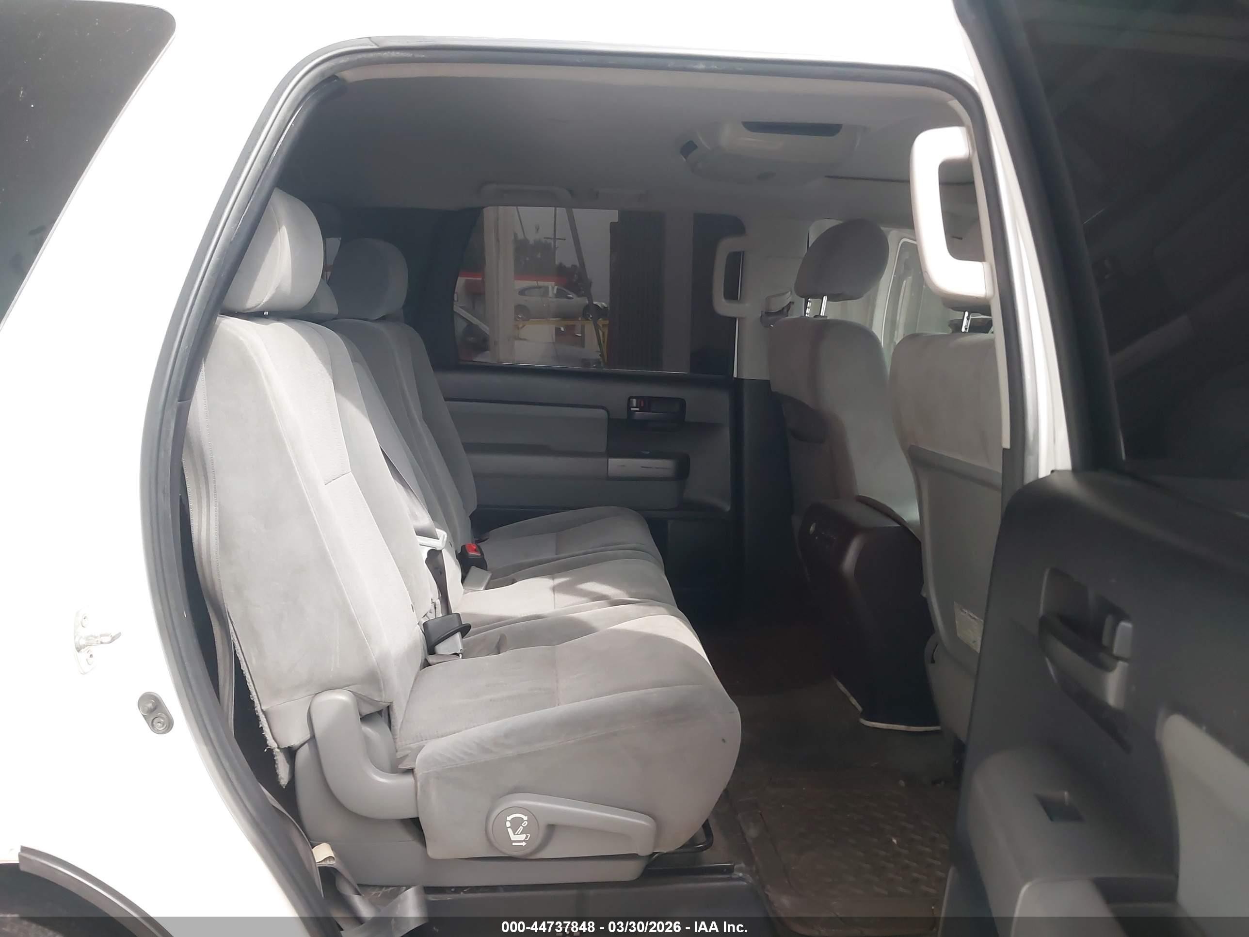 2010 Toyota Sequoia Sr5 4.6l V8 White vin: 5TDZM5G19AS002321