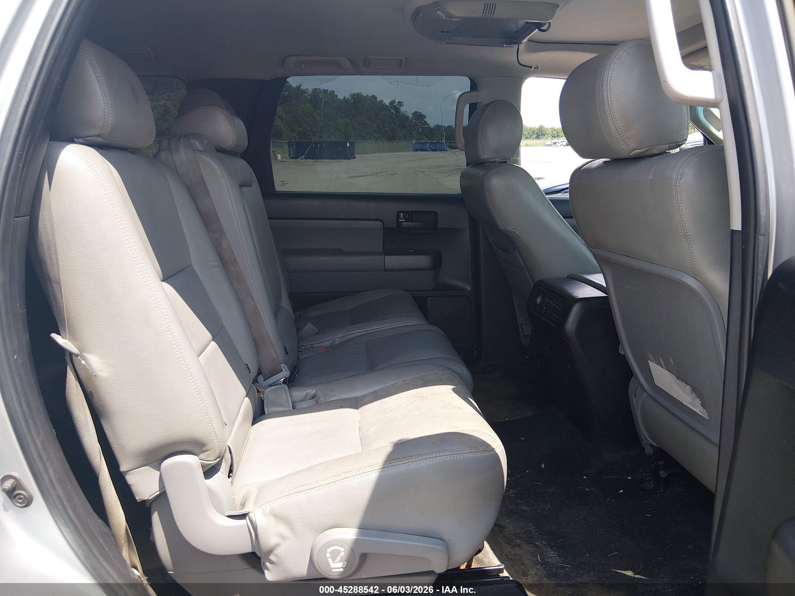 2011 Toyota Sequoia Sr5 4.6l V8 Silver vin: 5TDZM5G19BS002899