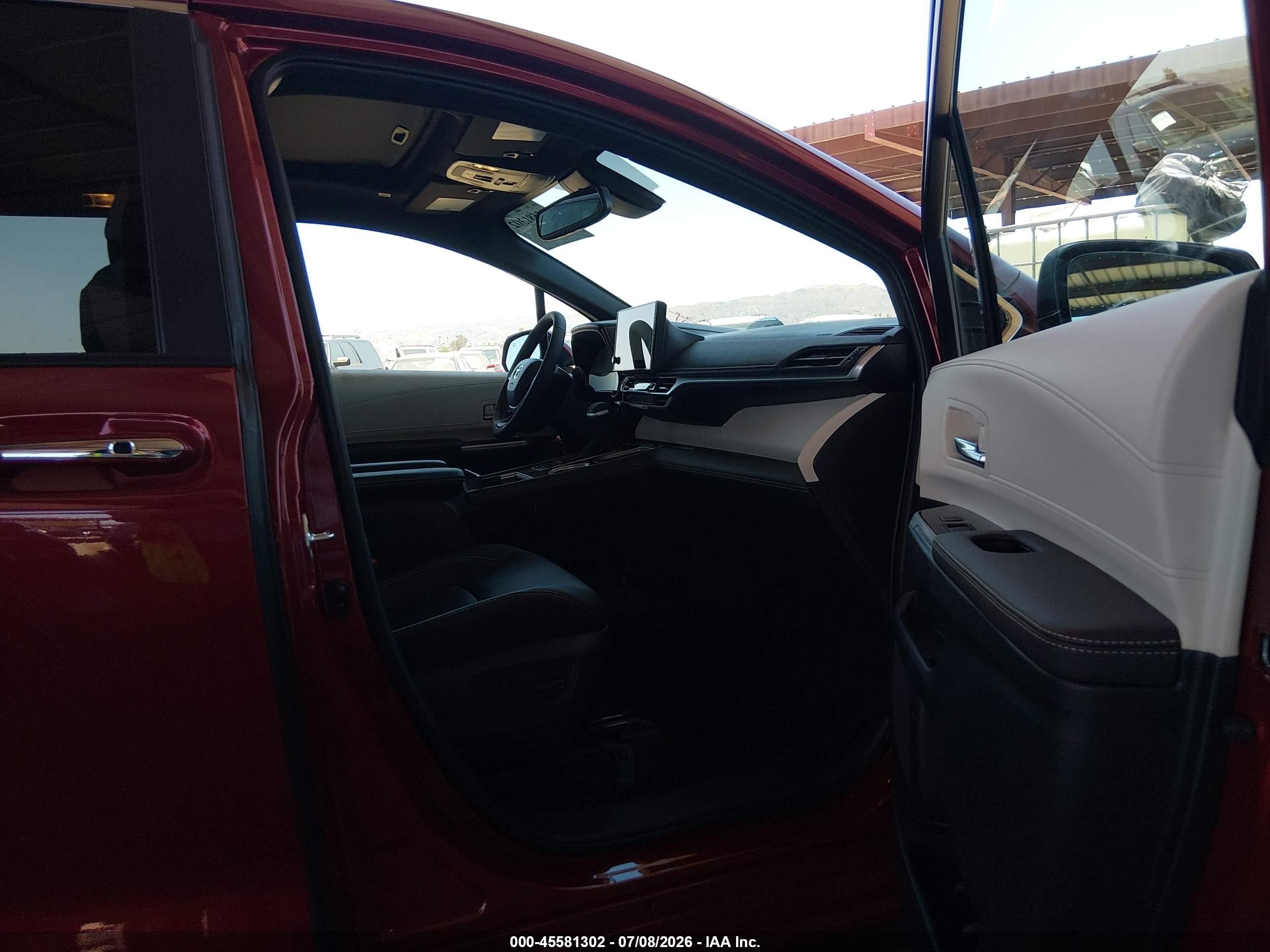 2026 Toyota Sienna Limited Red vin: 5TDZSKFC8TS270562