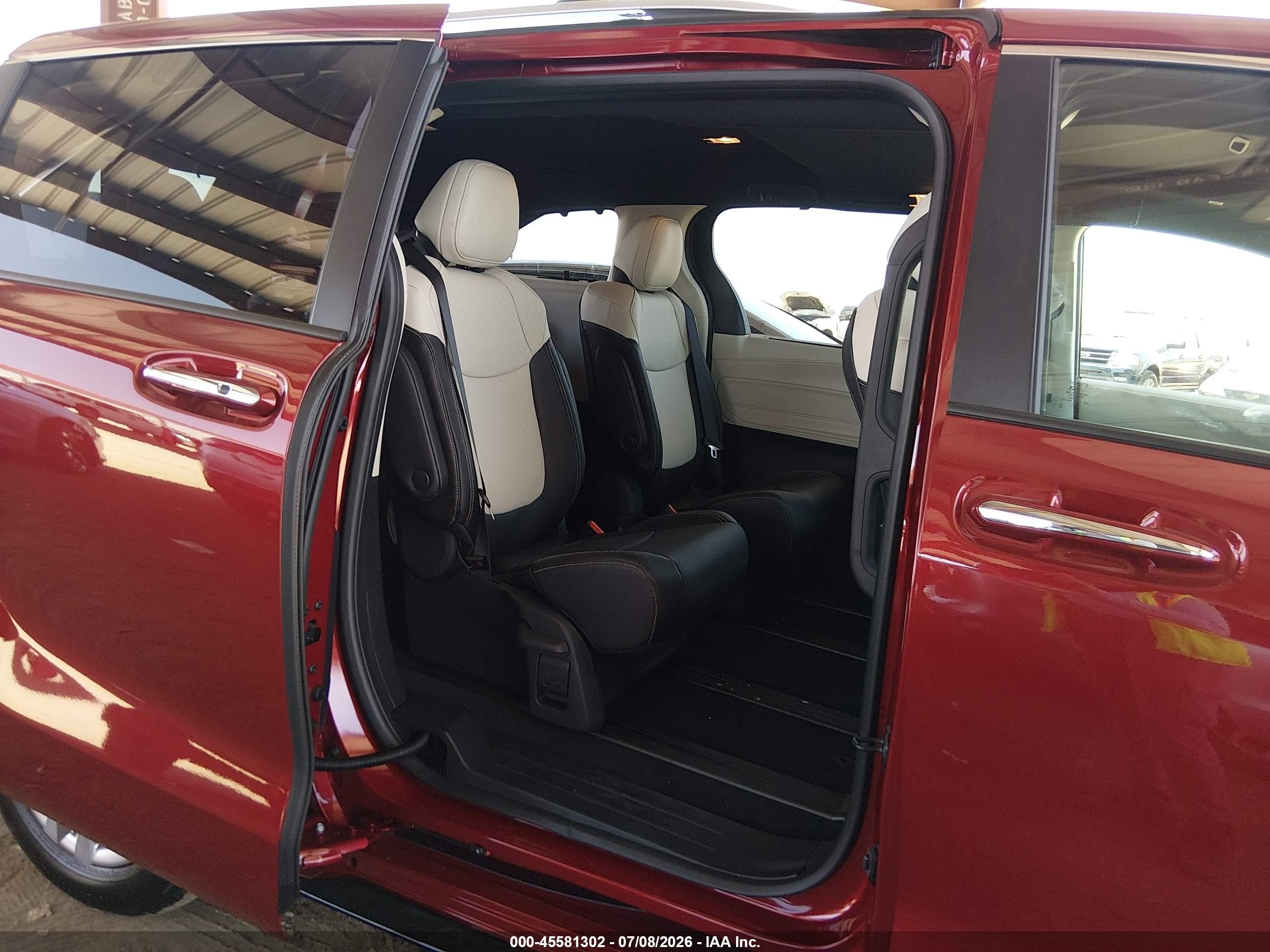 2026 Toyota Sienna Limited Red vin: 5TDZSKFC8TS270562