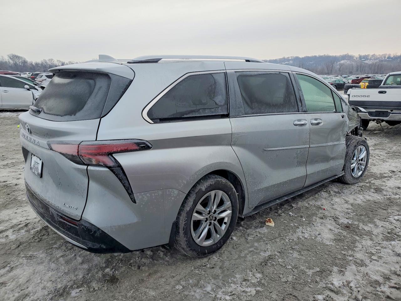 2025 Toyota Sienna Limited Silver vin: 5TDZSKFCXSS196236
