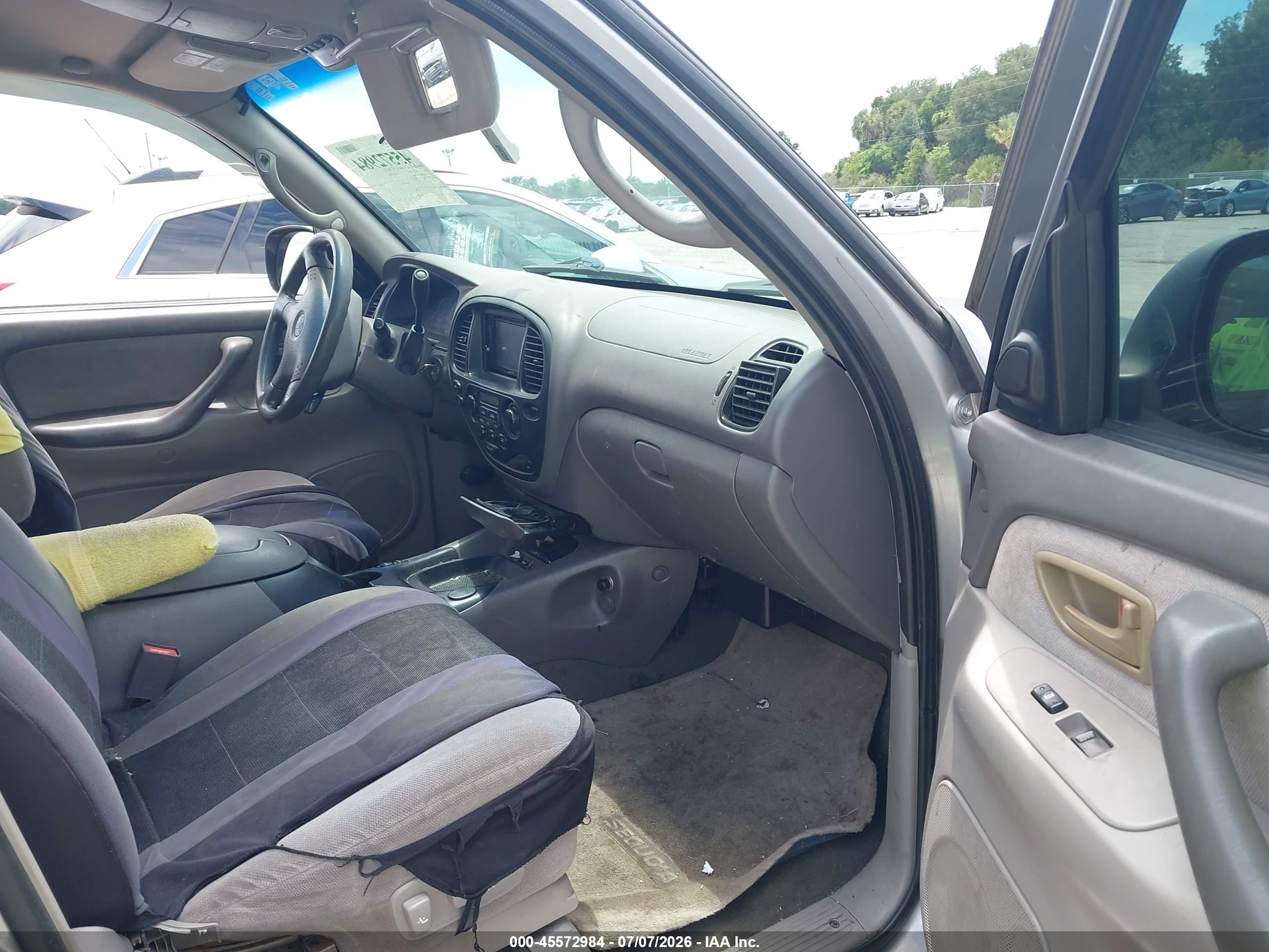 2002 Toyota Sequoia Sr5 V8 Silver vin: 5TDZT34A02S075803