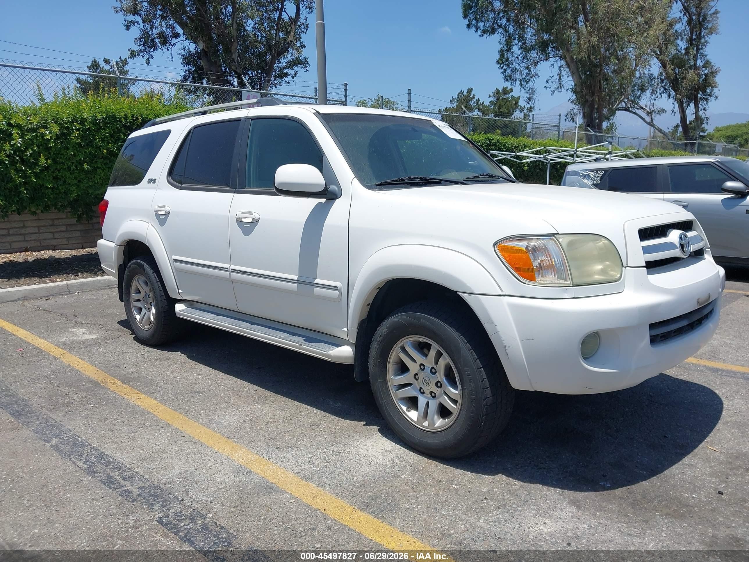 2005 Toyota Sequoia Sr5 V8 White vin: 5TDZT34A05S248840