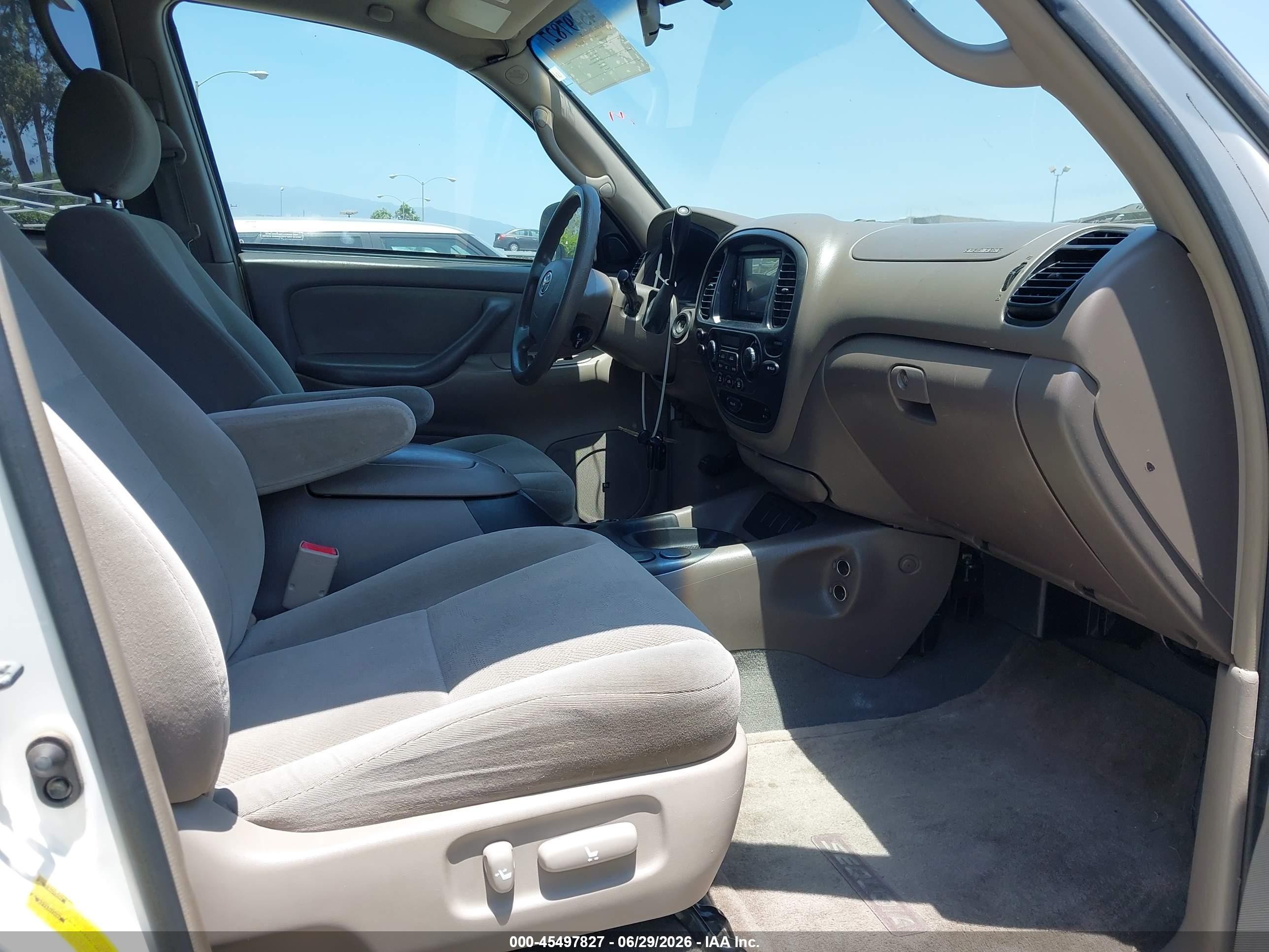 2005 Toyota Sequoia Sr5 V8 White vin: 5TDZT34A05S248840