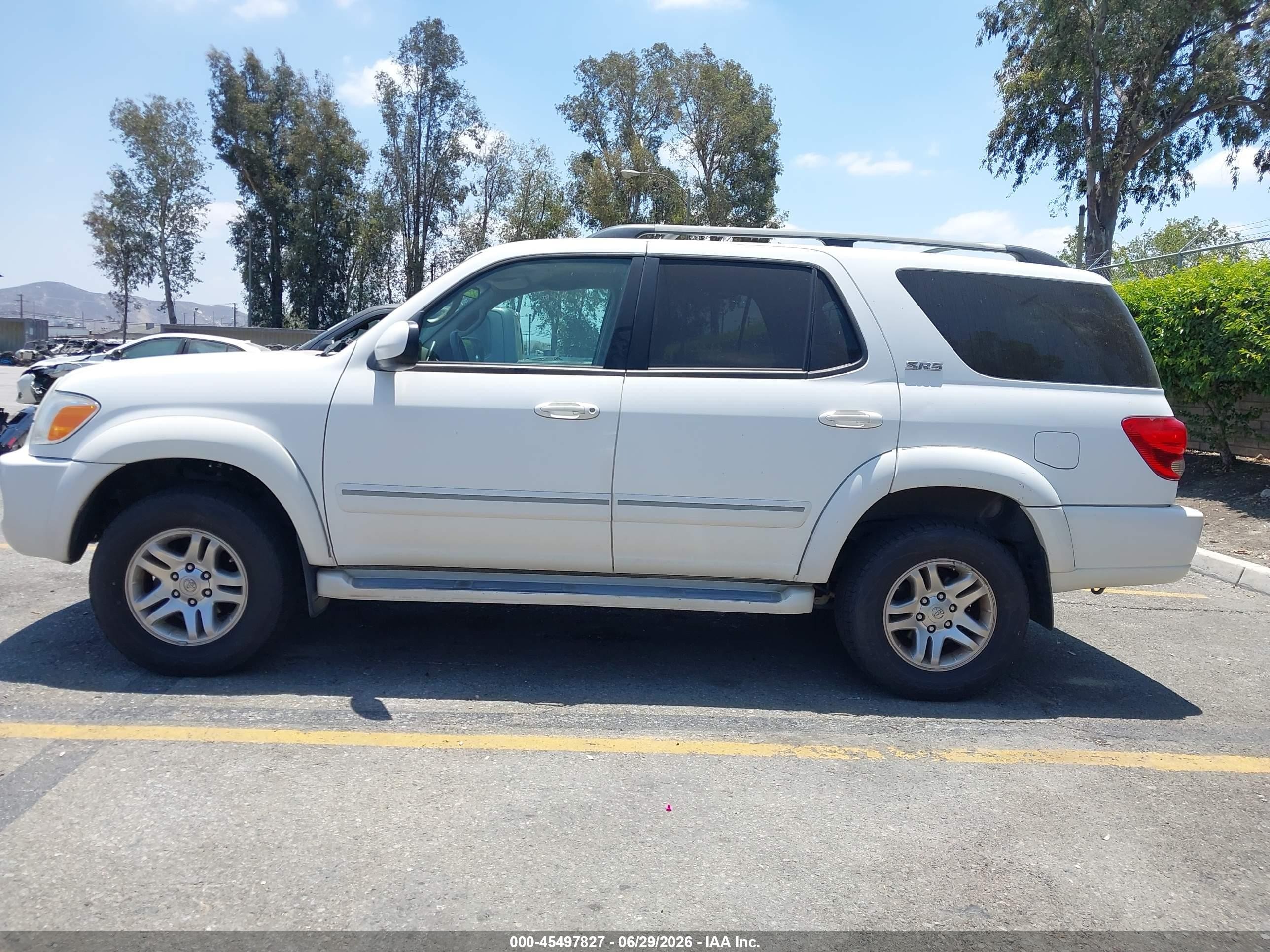 2005 Toyota Sequoia Sr5 V8 White vin: 5TDZT34A05S248840