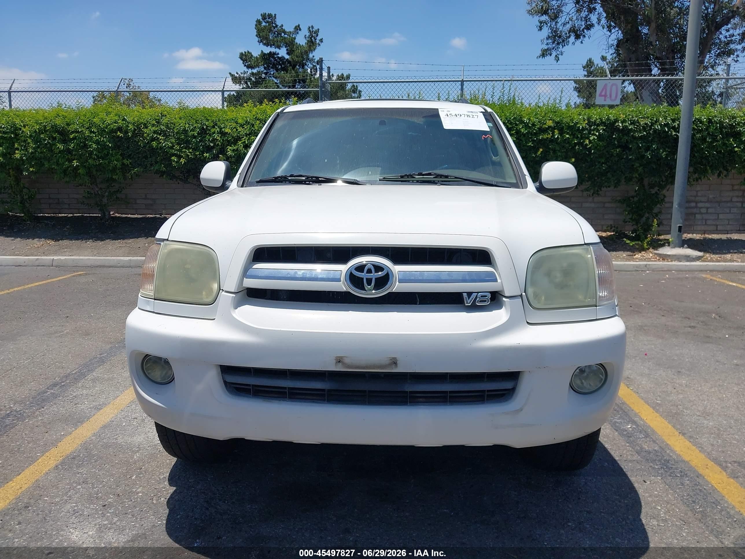 2005 Toyota Sequoia Sr5 V8 White vin: 5TDZT34A05S248840