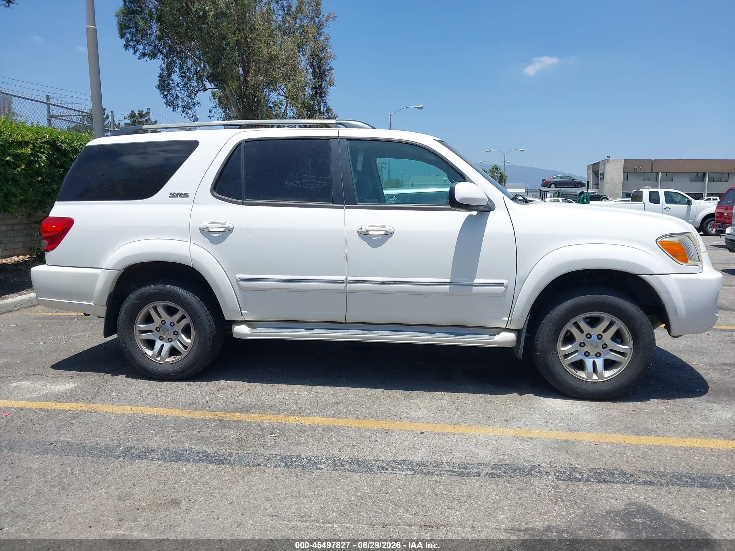 2005 Toyota Sequoia Sr5 V8 White vin: 5TDZT34A05S248840