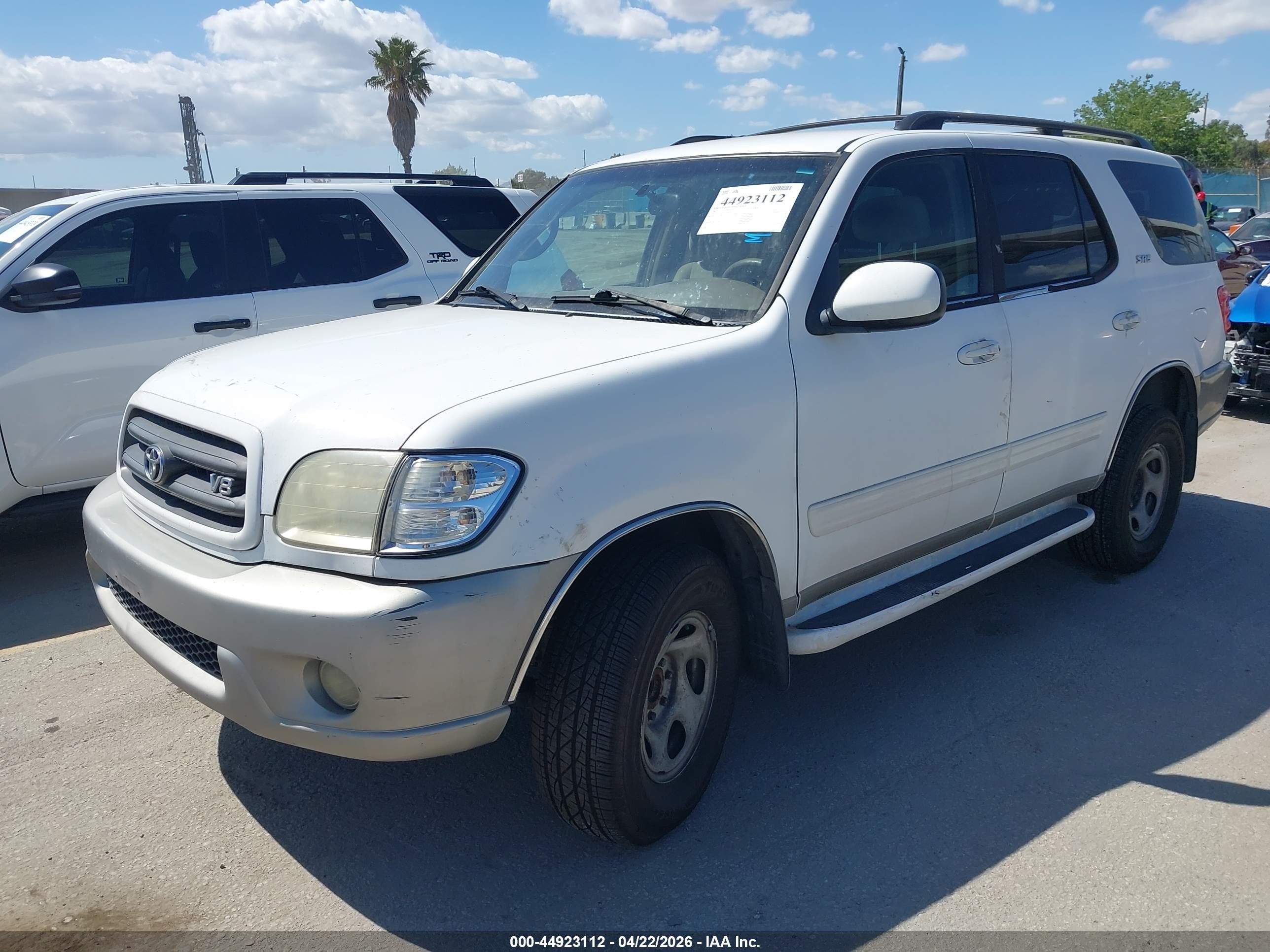 2003 Toyota Sequoia Sr5 V8 White vin: 5TDZT34A23S146565