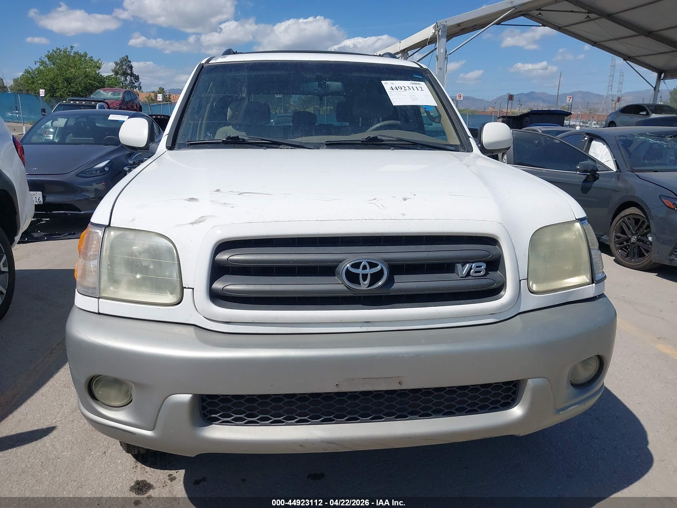 2003 Toyota Sequoia Sr5 V8 White vin: 5TDZT34A23S146565