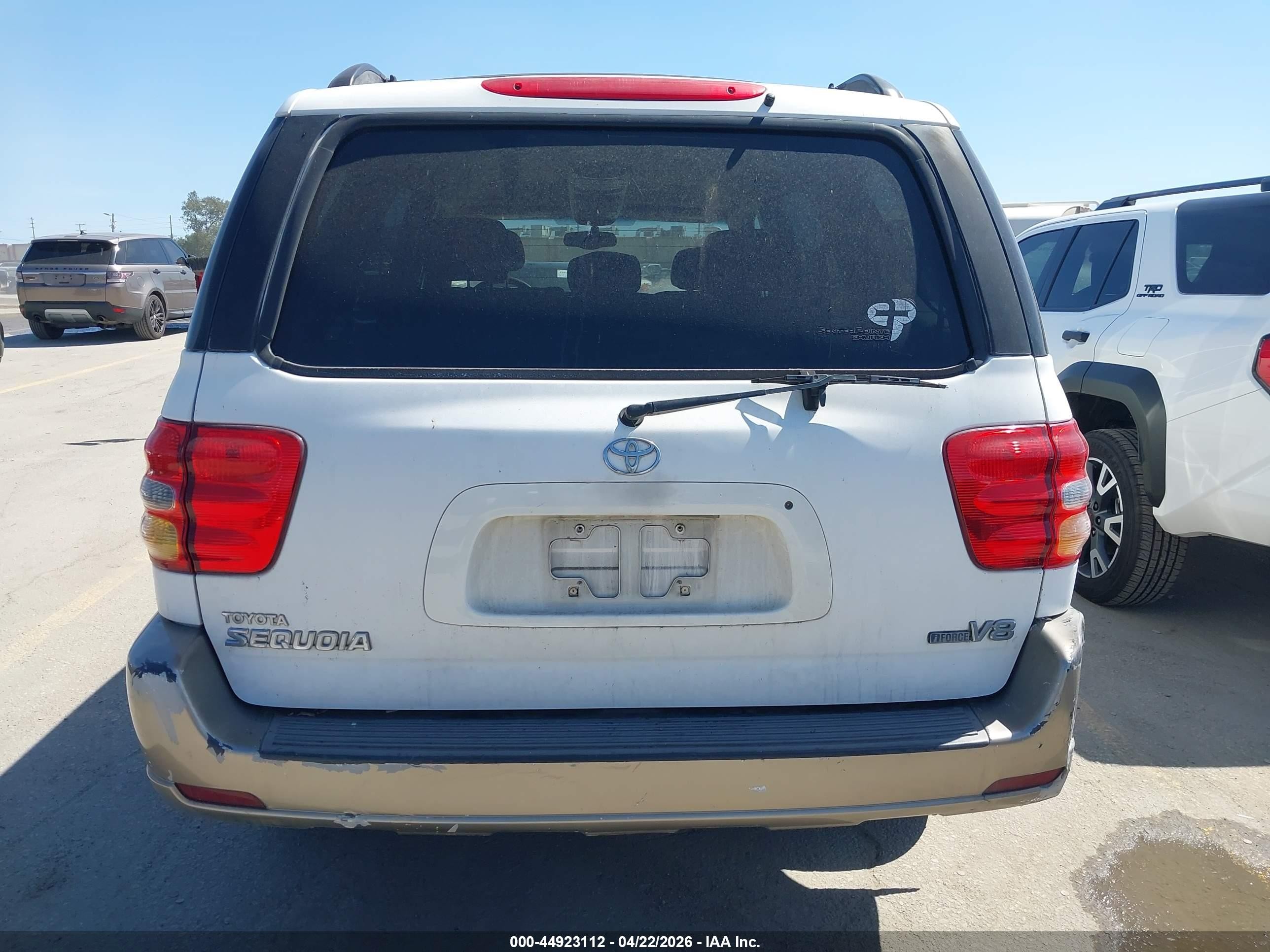 2003 Toyota Sequoia Sr5 V8 White vin: 5TDZT34A23S146565