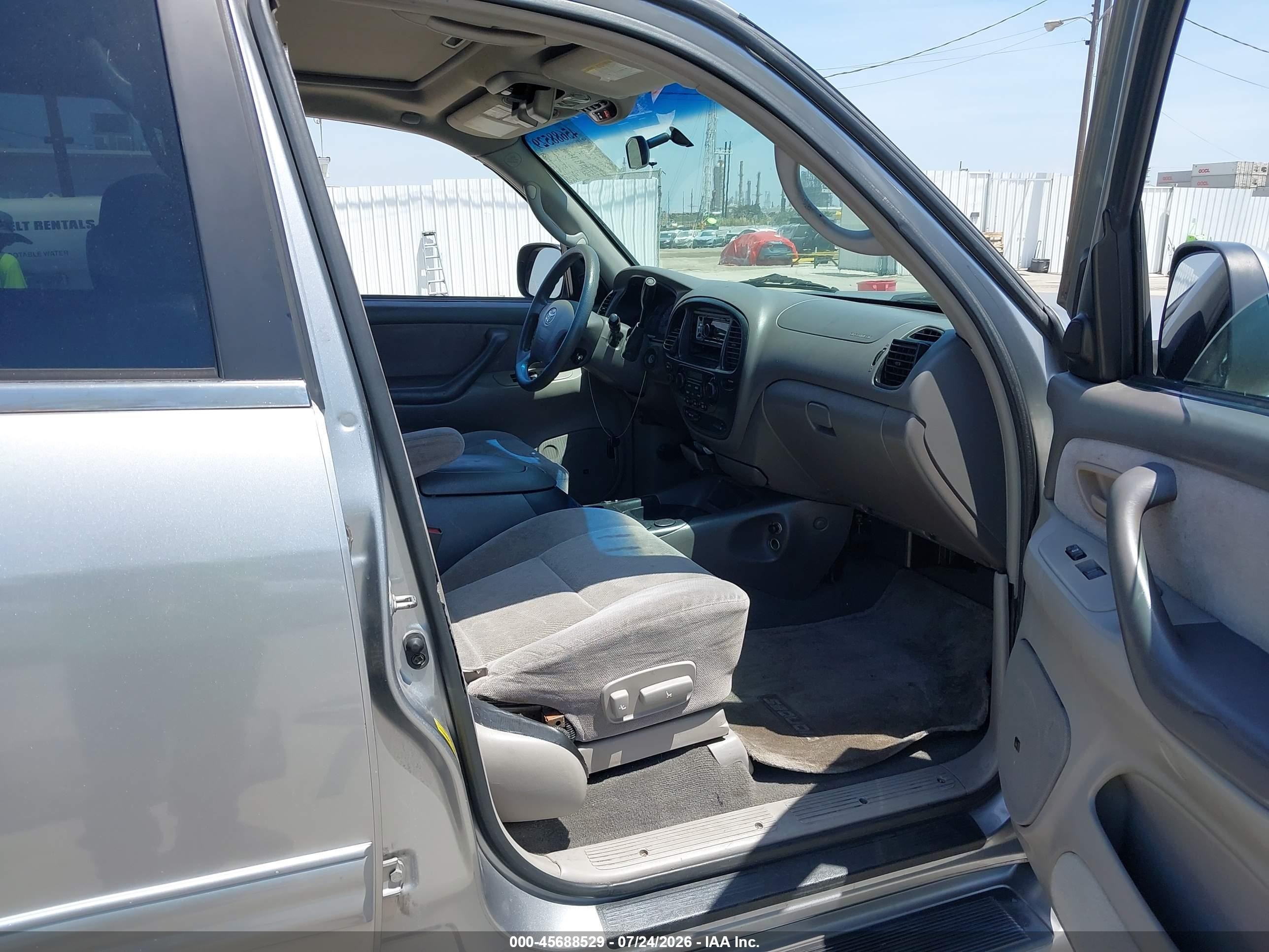 2003 Toyota Sequoia Sr5 V8 Silver vin: 5TDZT34A33S145697
