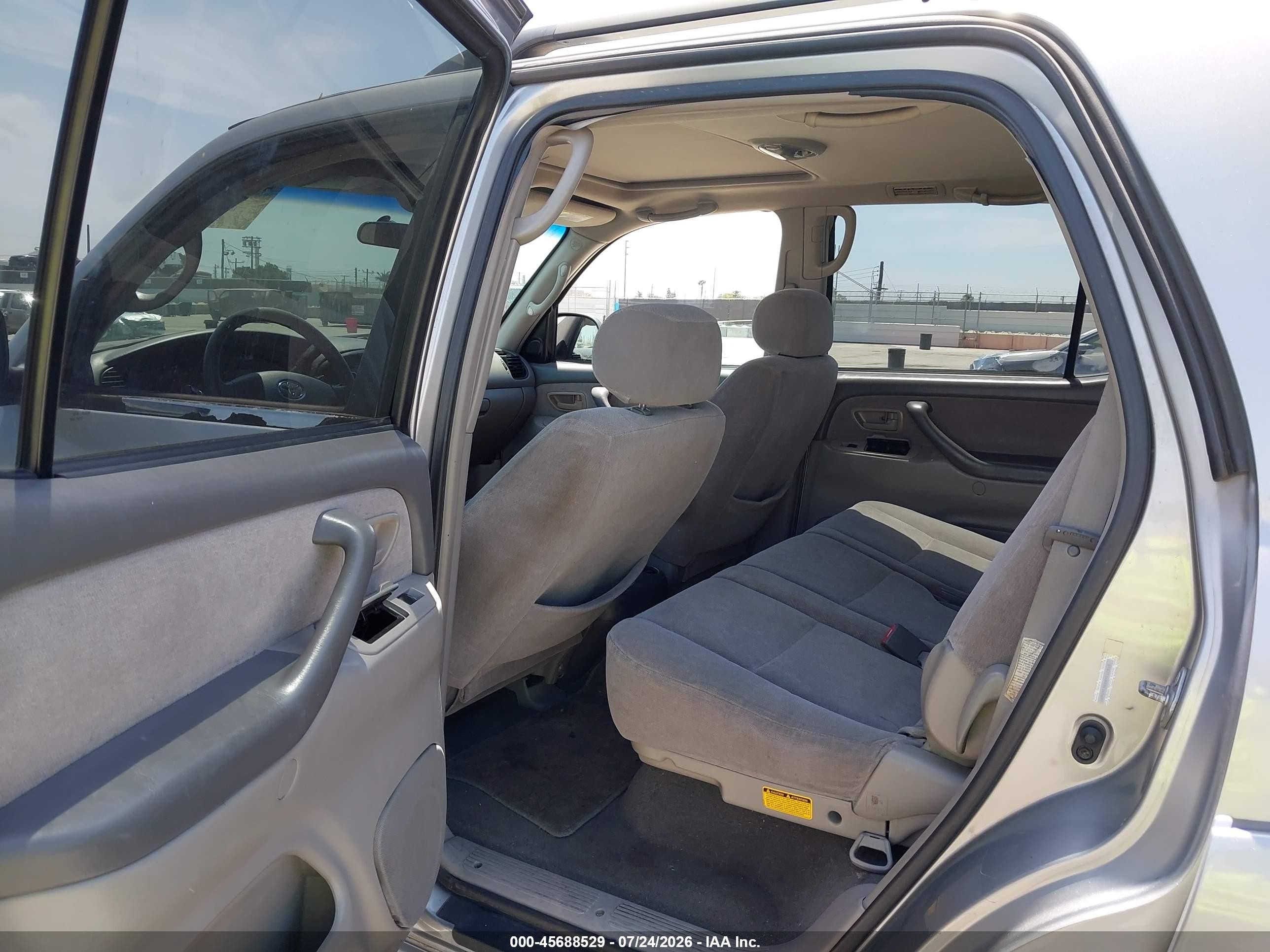 2003 Toyota Sequoia Sr5 V8 Silver vin: 5TDZT34A33S145697