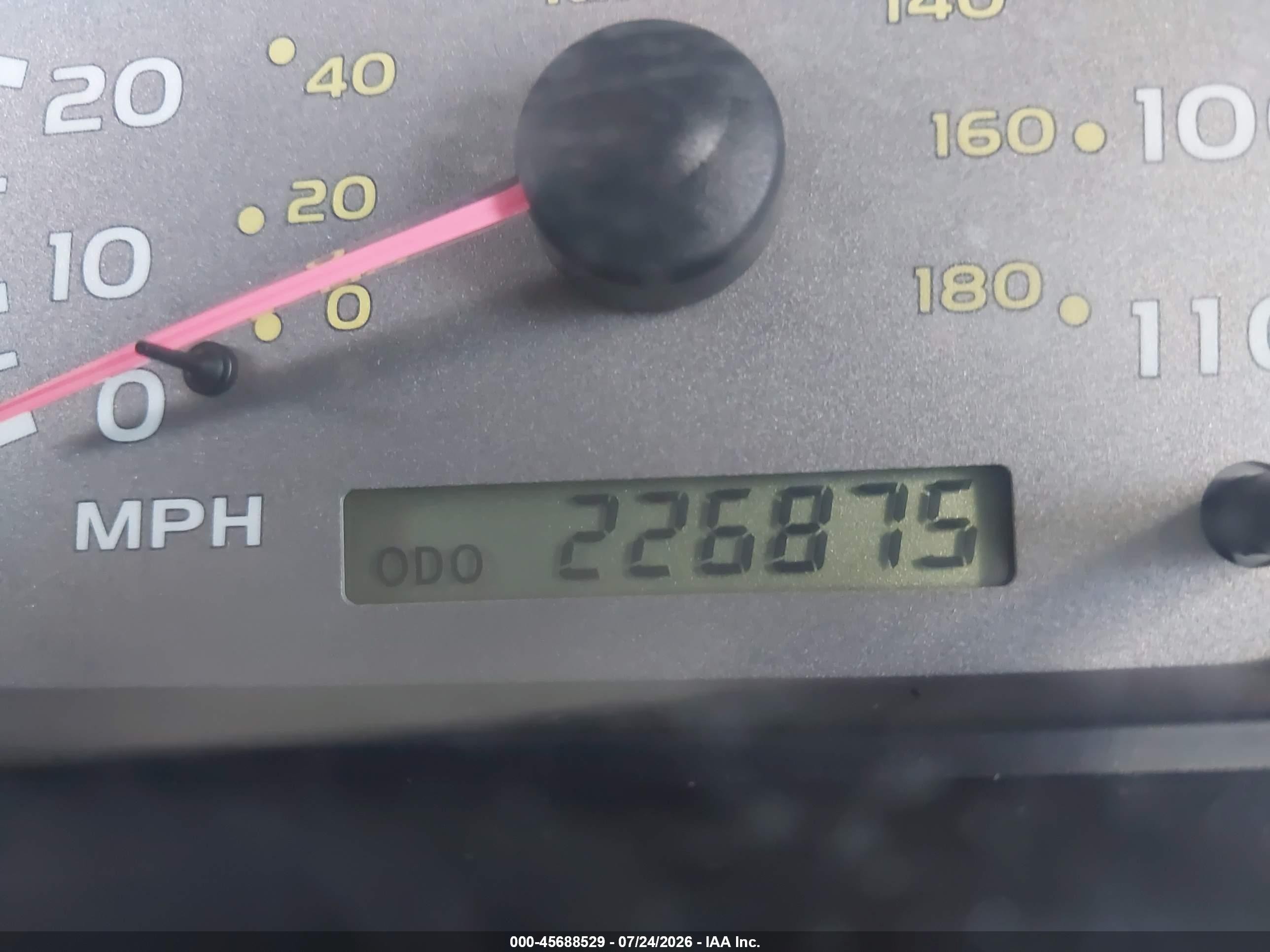 2003 Toyota Sequoia Sr5 V8 Silver vin: 5TDZT34A33S145697