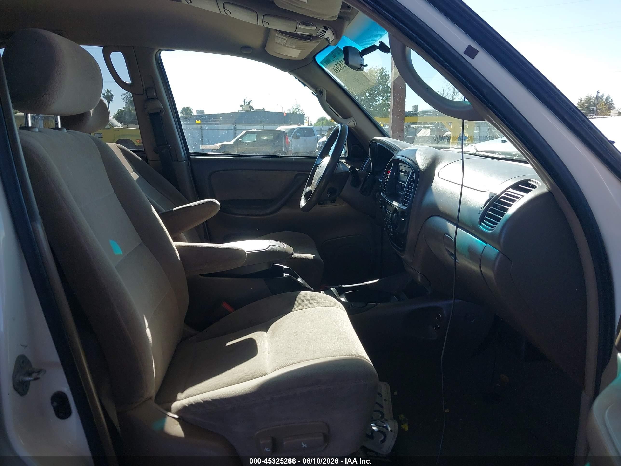 2003 Toyota Sequoia Sr5 V8 White vin: 5TDZT34A43S167899