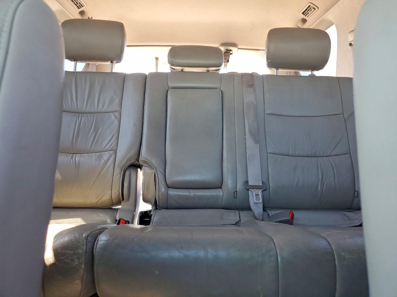 2002 Toyota Sequoia Sr5 Silver vin: 5TDZT34A52S118323