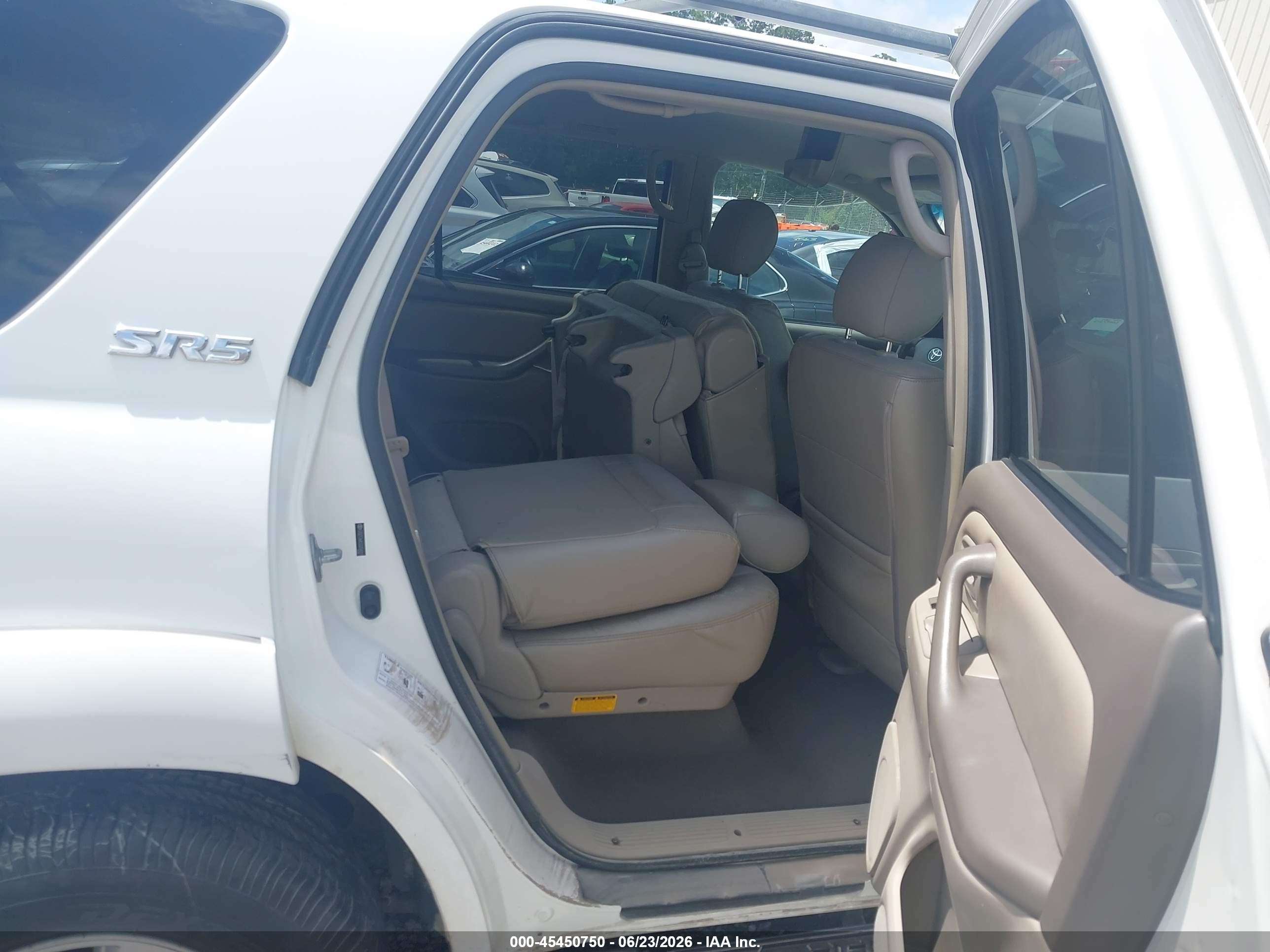 2005 Toyota Sequoia Sr5 V8 Белый vin: 5TDZT34A55S258201