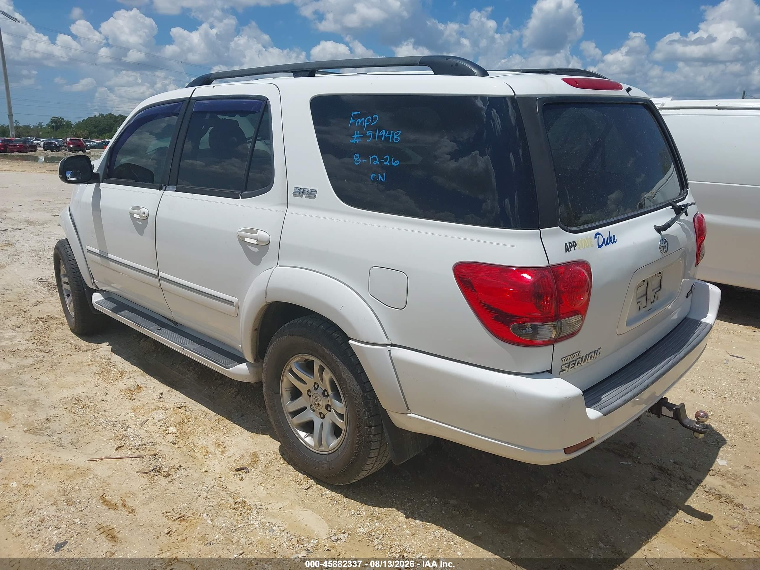 2005 Toyota Sequoia Sr5 V8 White vin: 5TDZT34A65S240239