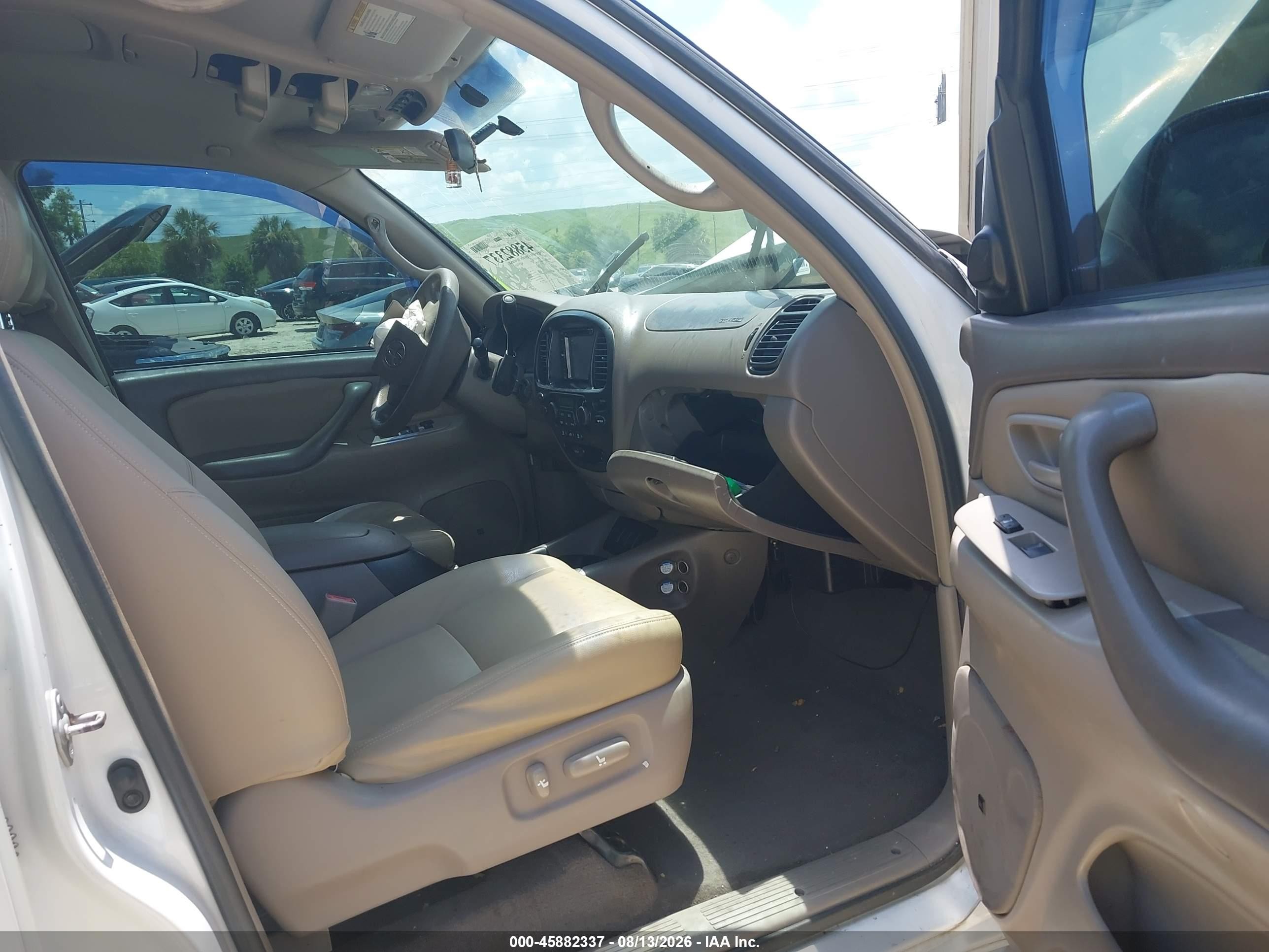 2005 Toyota Sequoia Sr5 V8 White vin: 5TDZT34A65S240239