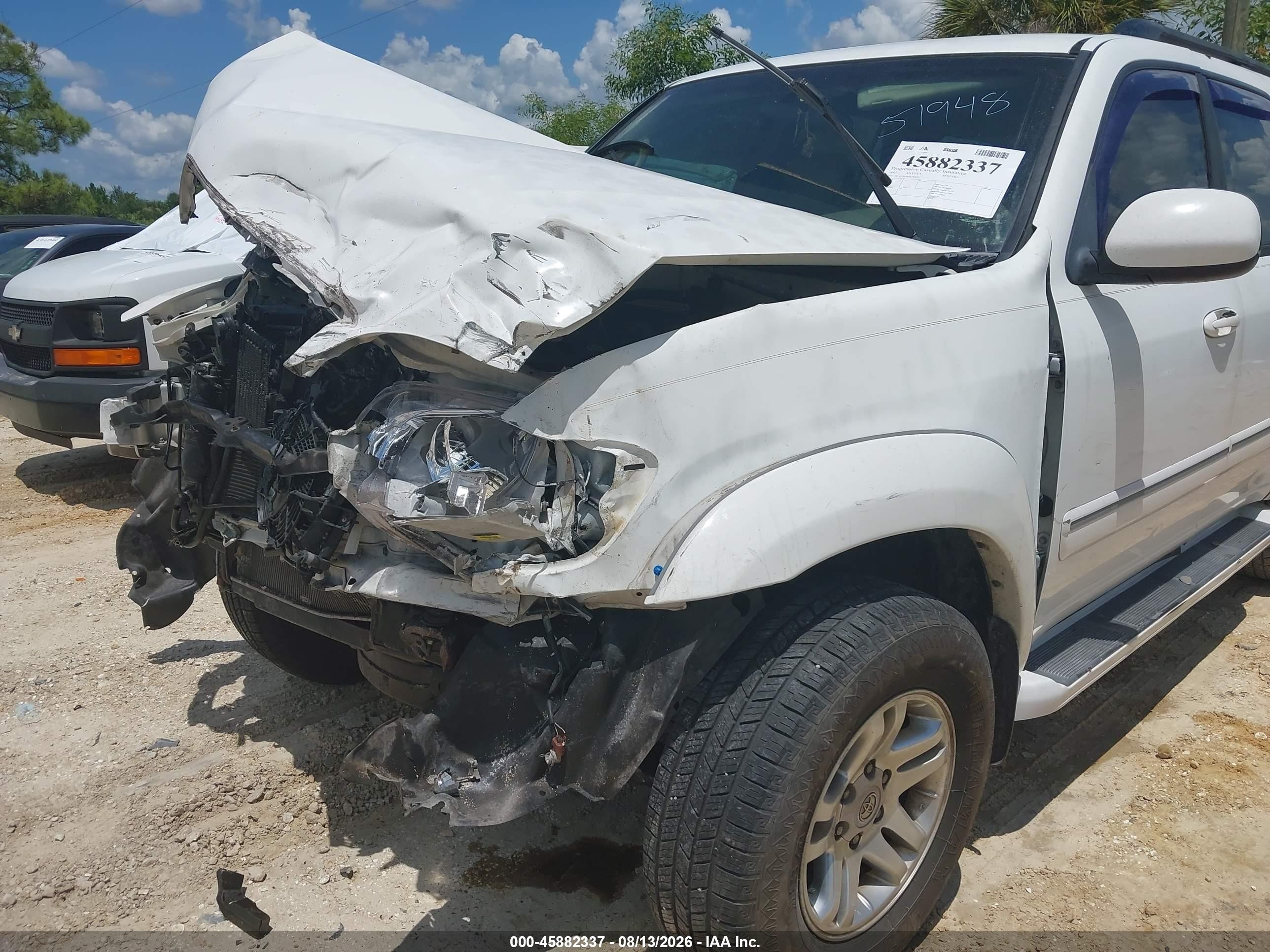2005 Toyota Sequoia Sr5 V8 White vin: 5TDZT34A65S240239