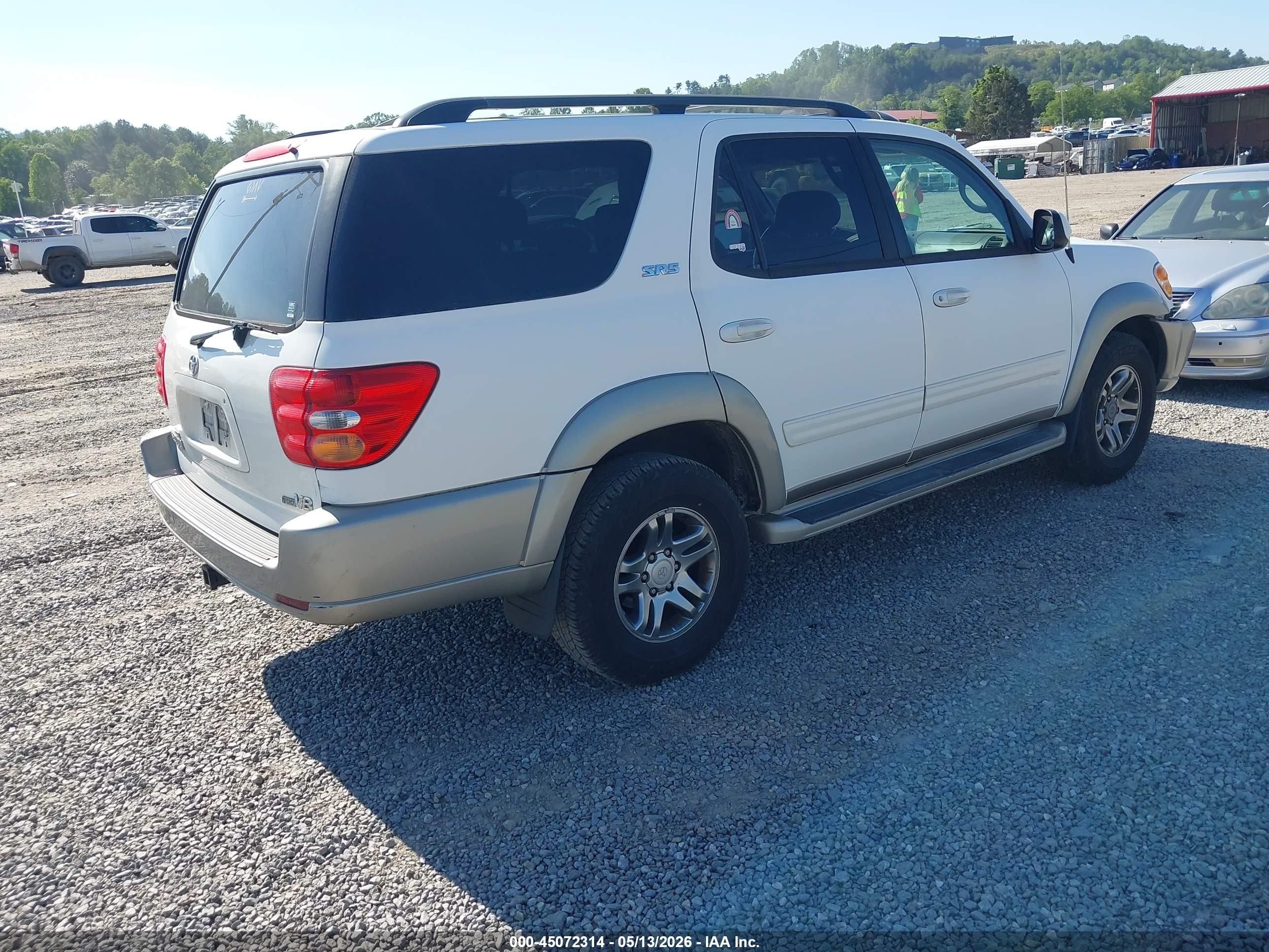 2004 Toyota Sequoia Sr5 V8 White vin: 5TDZT34A94S229220