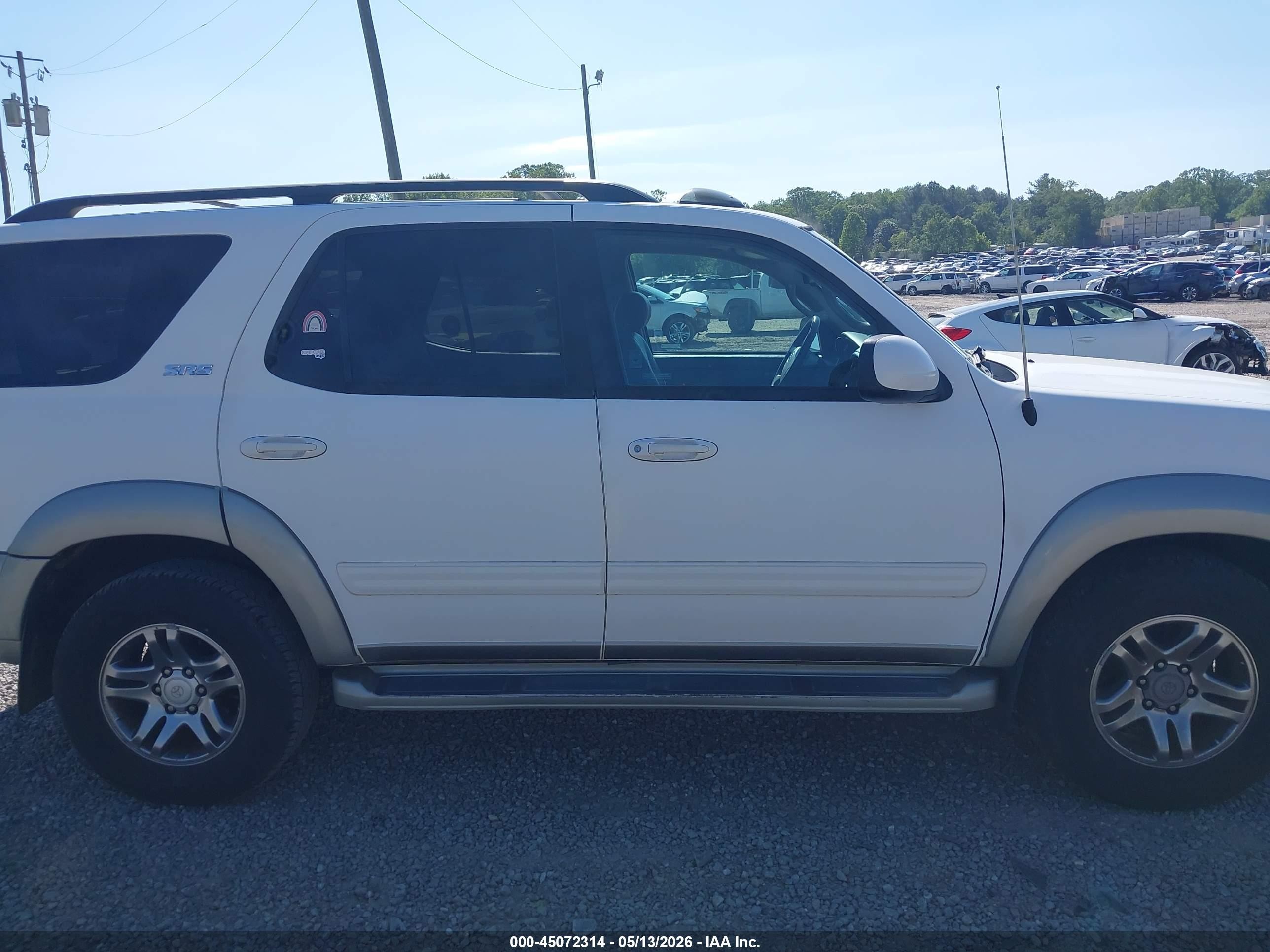 2004 Toyota Sequoia Sr5 V8 White vin: 5TDZT34A94S229220