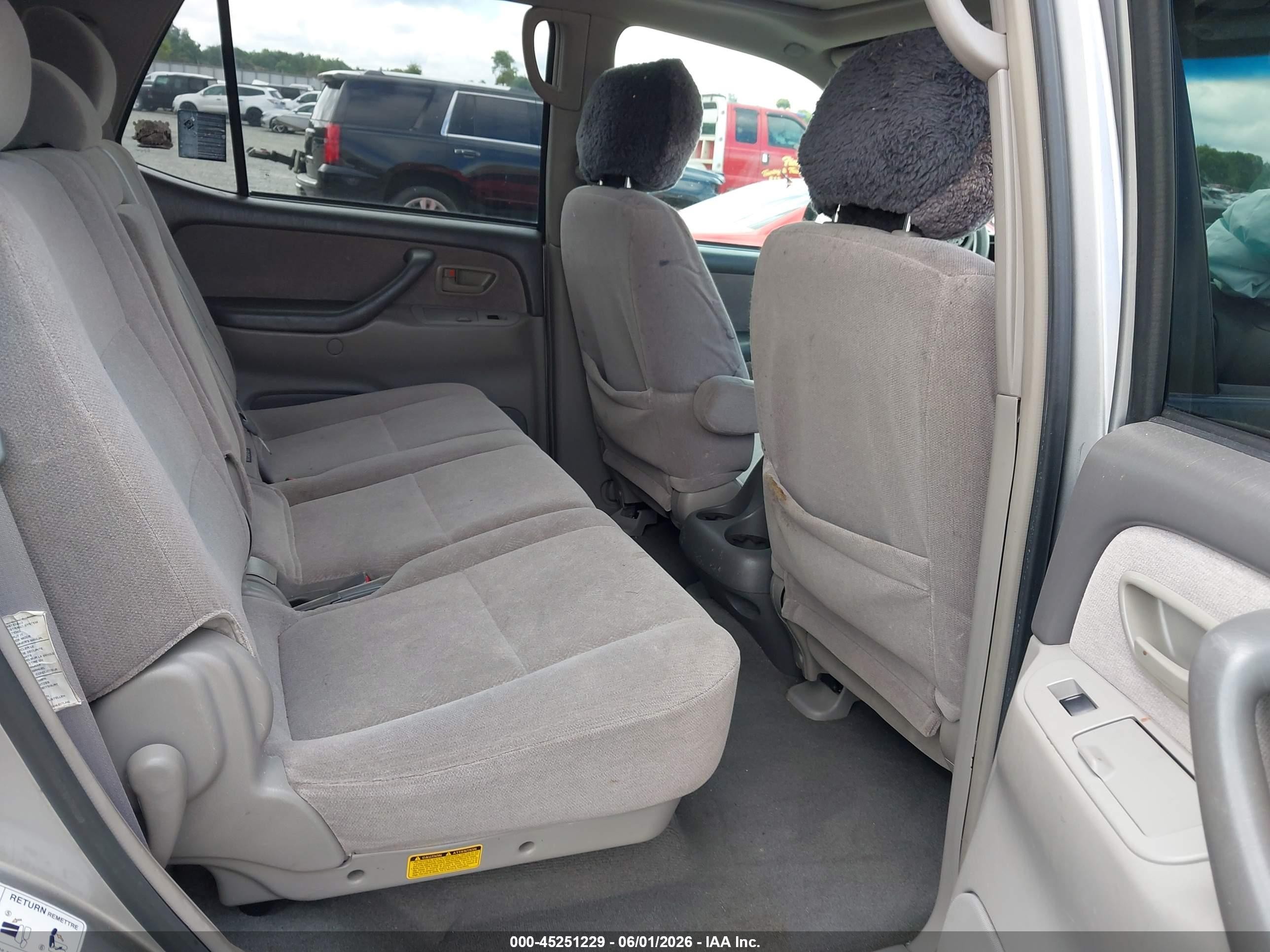 2004 Toyota Sequoia Sr5 V8 Silver vin: 5TDZT34AX4S207582