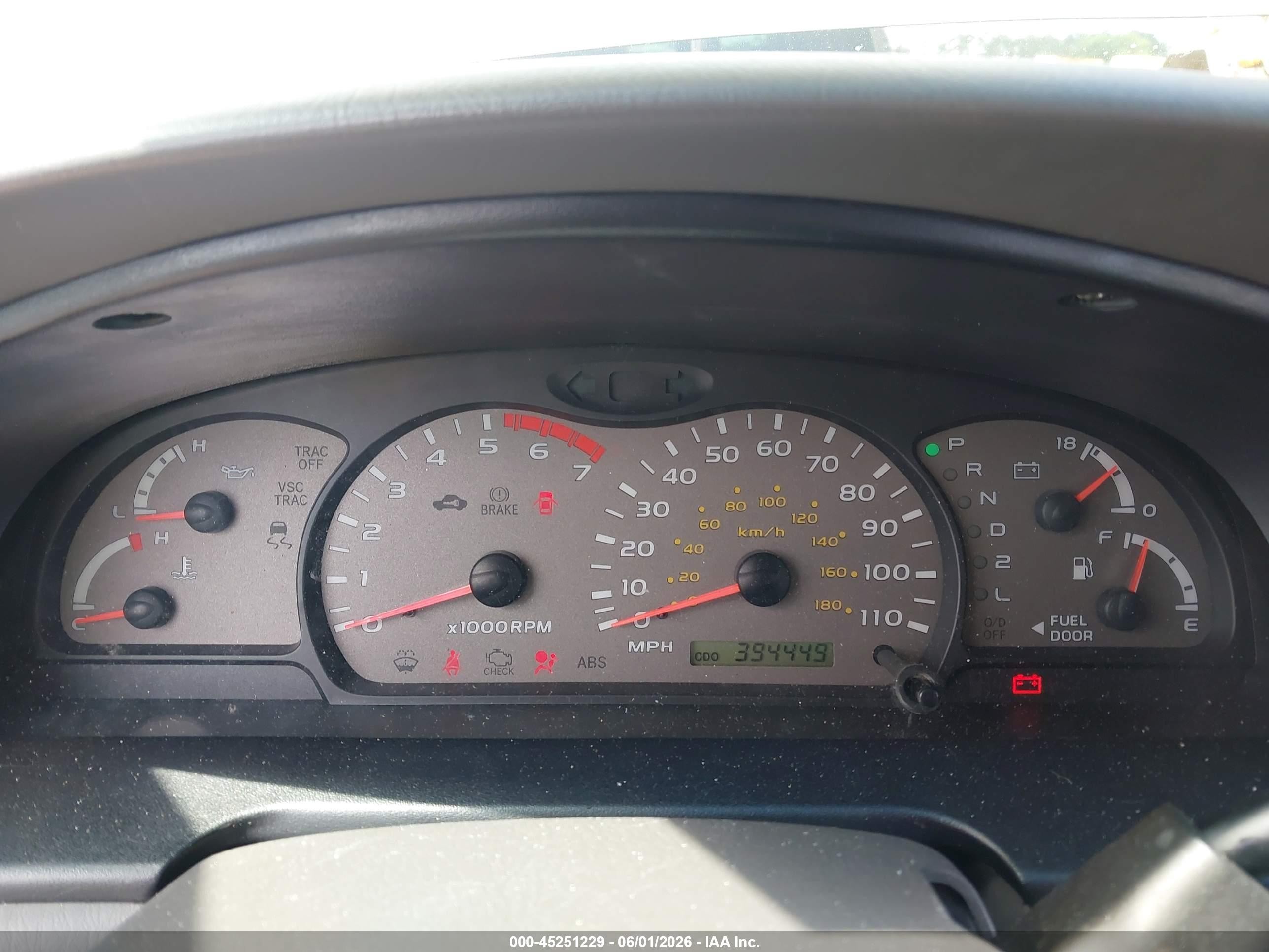 2004 Toyota Sequoia Sr5 V8 Silver vin: 5TDZT34AX4S207582