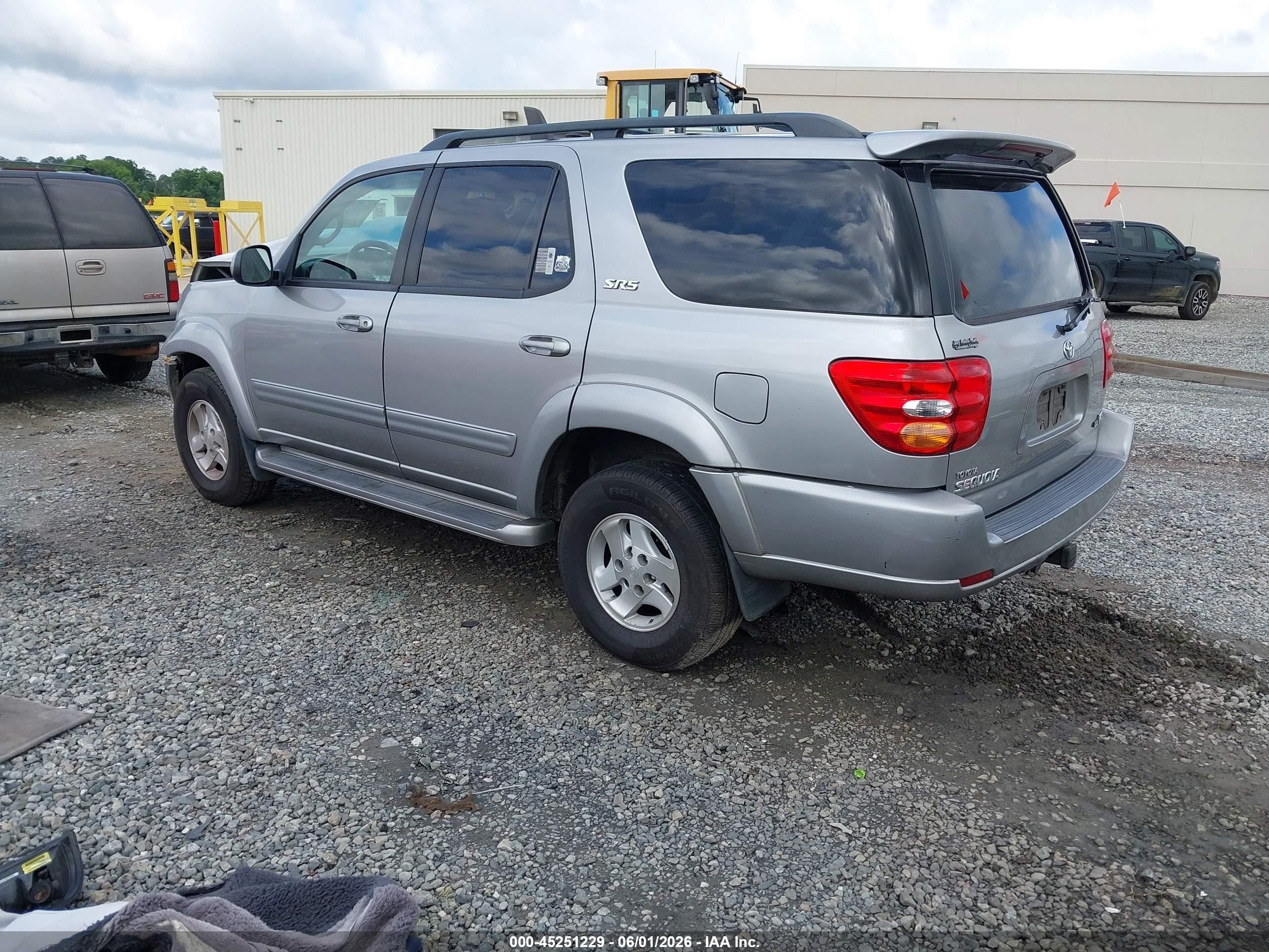 2004 Toyota Sequoia Sr5 V8 Silver vin: 5TDZT34AX4S207582