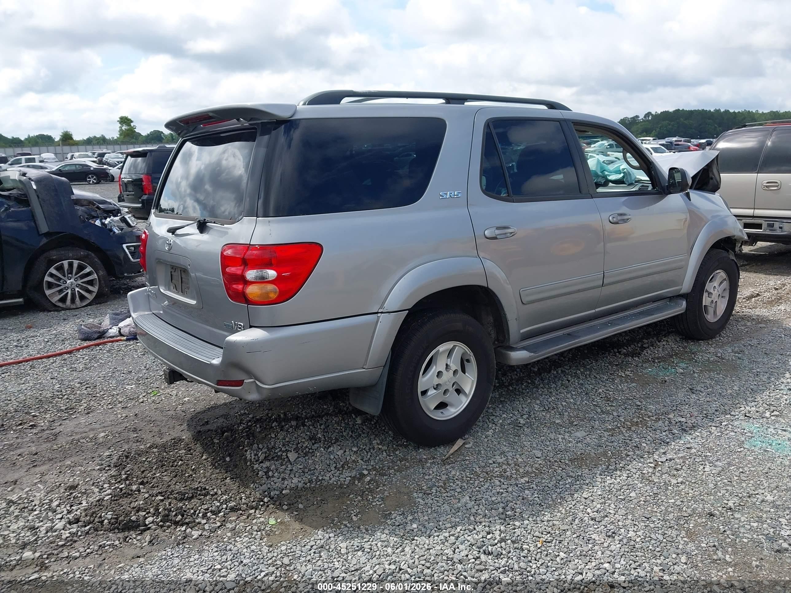 2004 Toyota Sequoia Sr5 V8 Silver vin: 5TDZT34AX4S207582