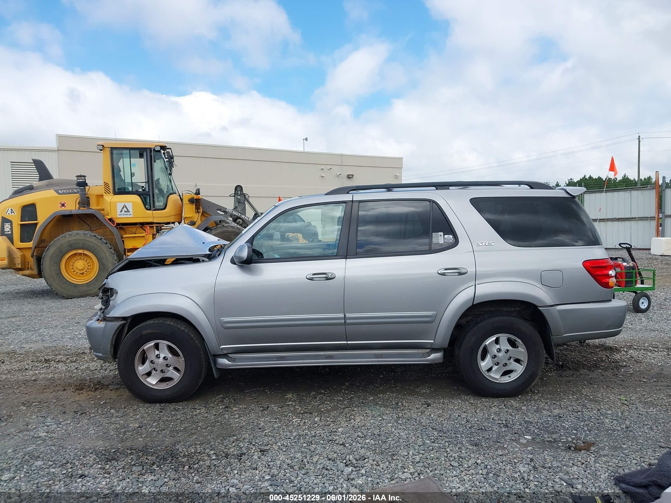 2004 Toyota Sequoia Sr5 V8 Silver vin: 5TDZT34AX4S207582