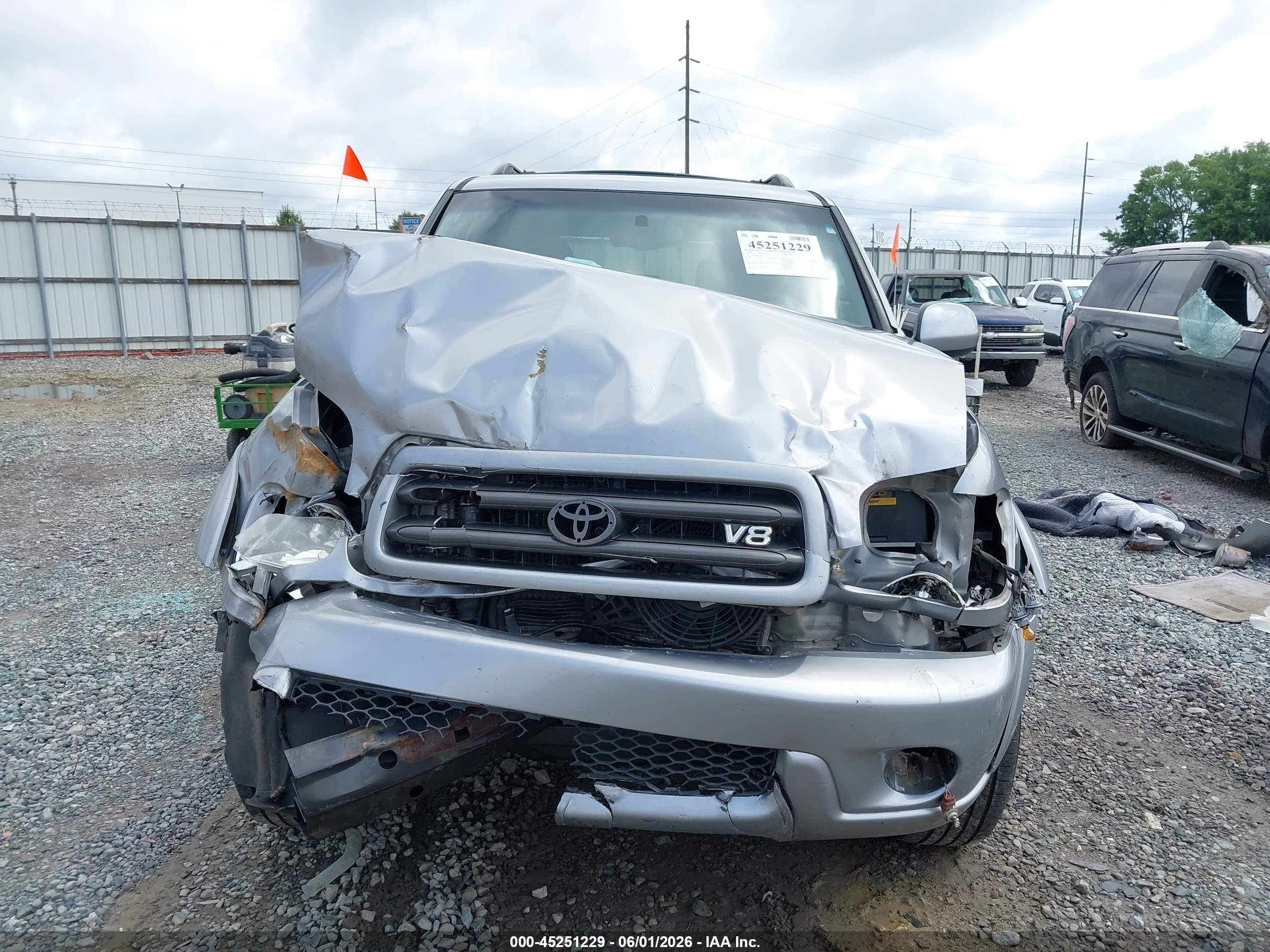 2004 Toyota Sequoia Sr5 V8 Silver vin: 5TDZT34AX4S207582