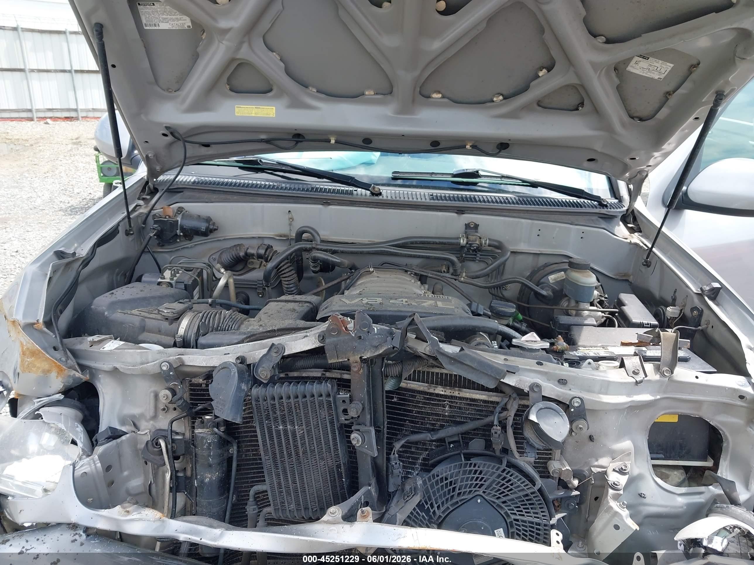 2004 Toyota Sequoia Sr5 V8 Silver vin: 5TDZT34AX4S207582