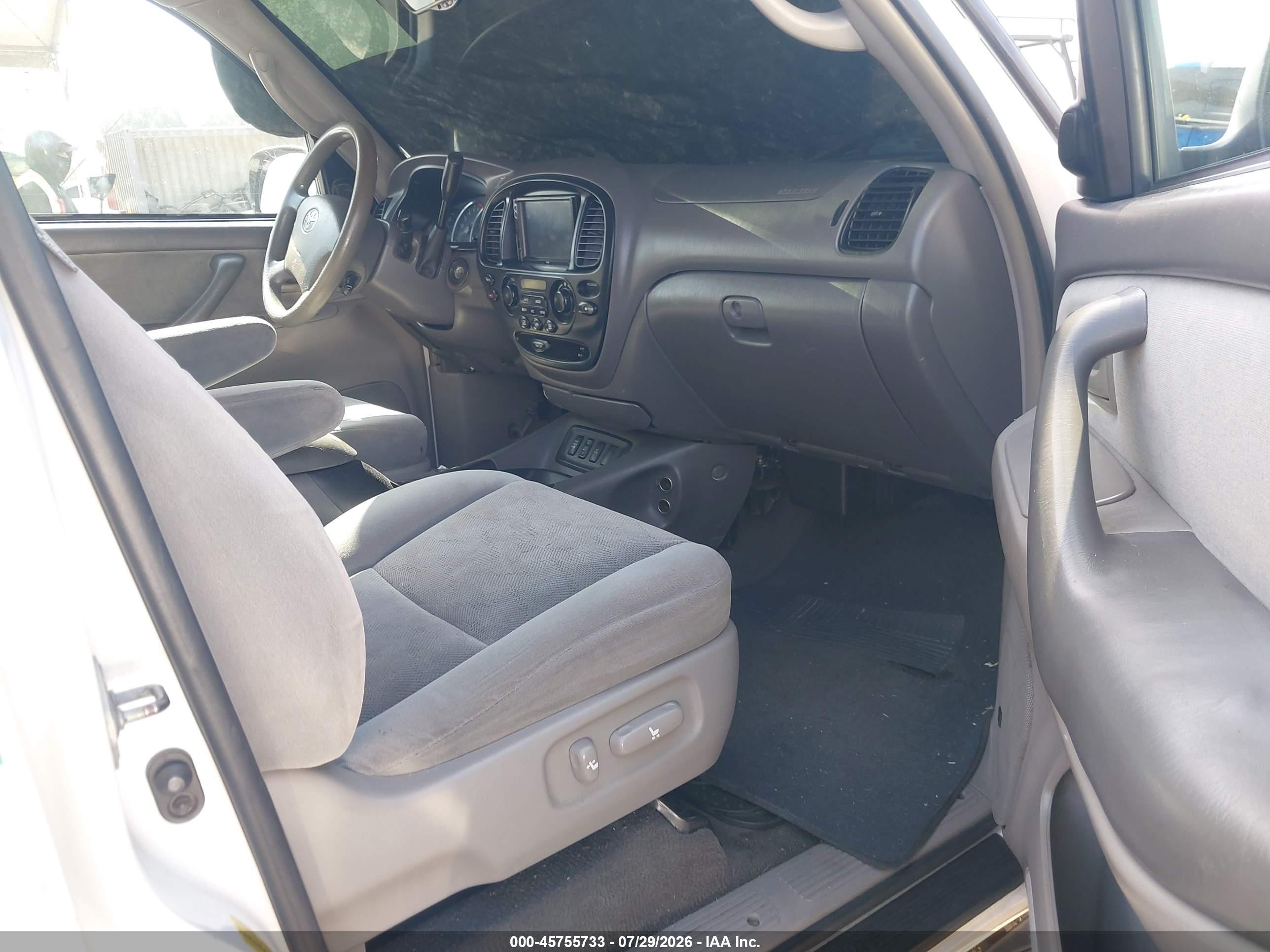 2005 Toyota Sequoia Sr5 V8 White vin: 5TDZT34AX5S242351