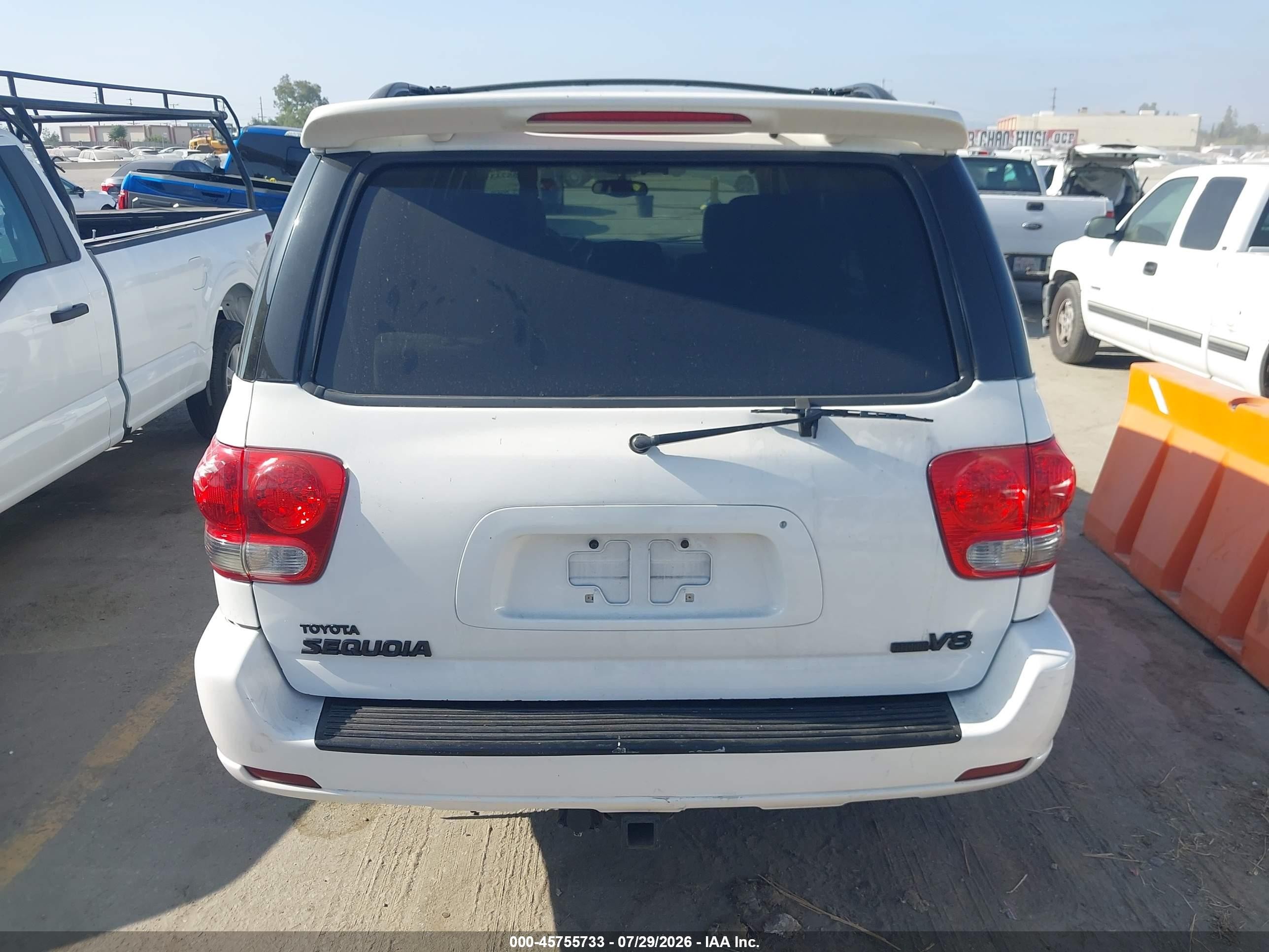 2005 Toyota Sequoia Sr5 V8 White vin: 5TDZT34AX5S242351