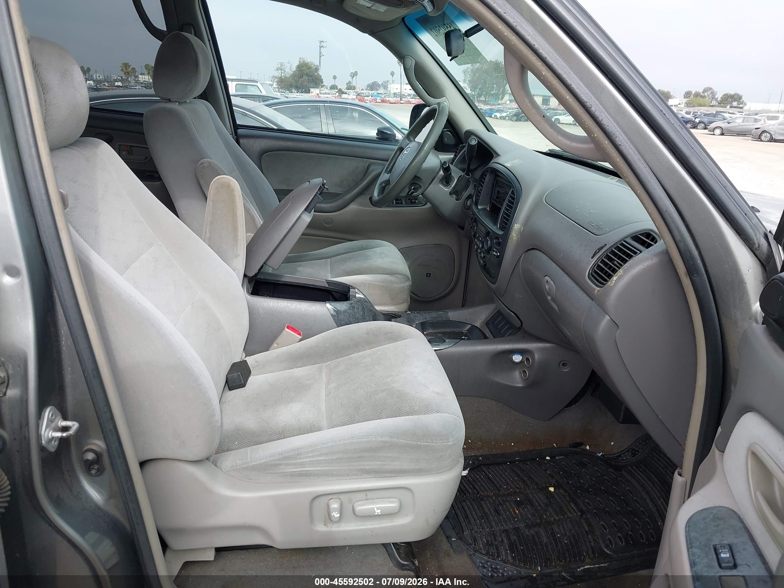 2005 Toyota Sequoia Sr5 V8 Gray vin: 5TDZT34AX5S256668