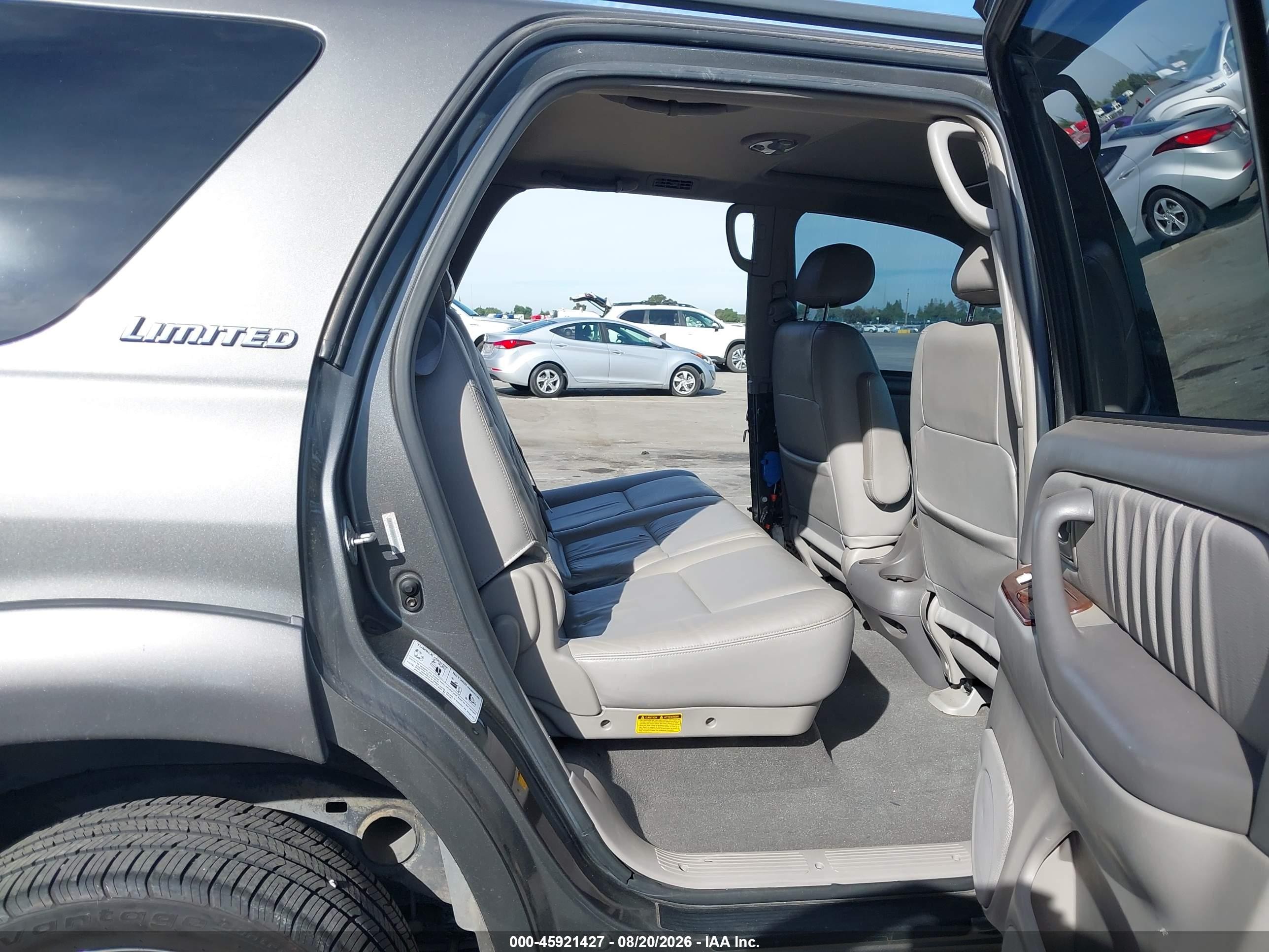 2004 Toyota Sequoia Limited V8 Серый vin: 5TDZT38A04S207424