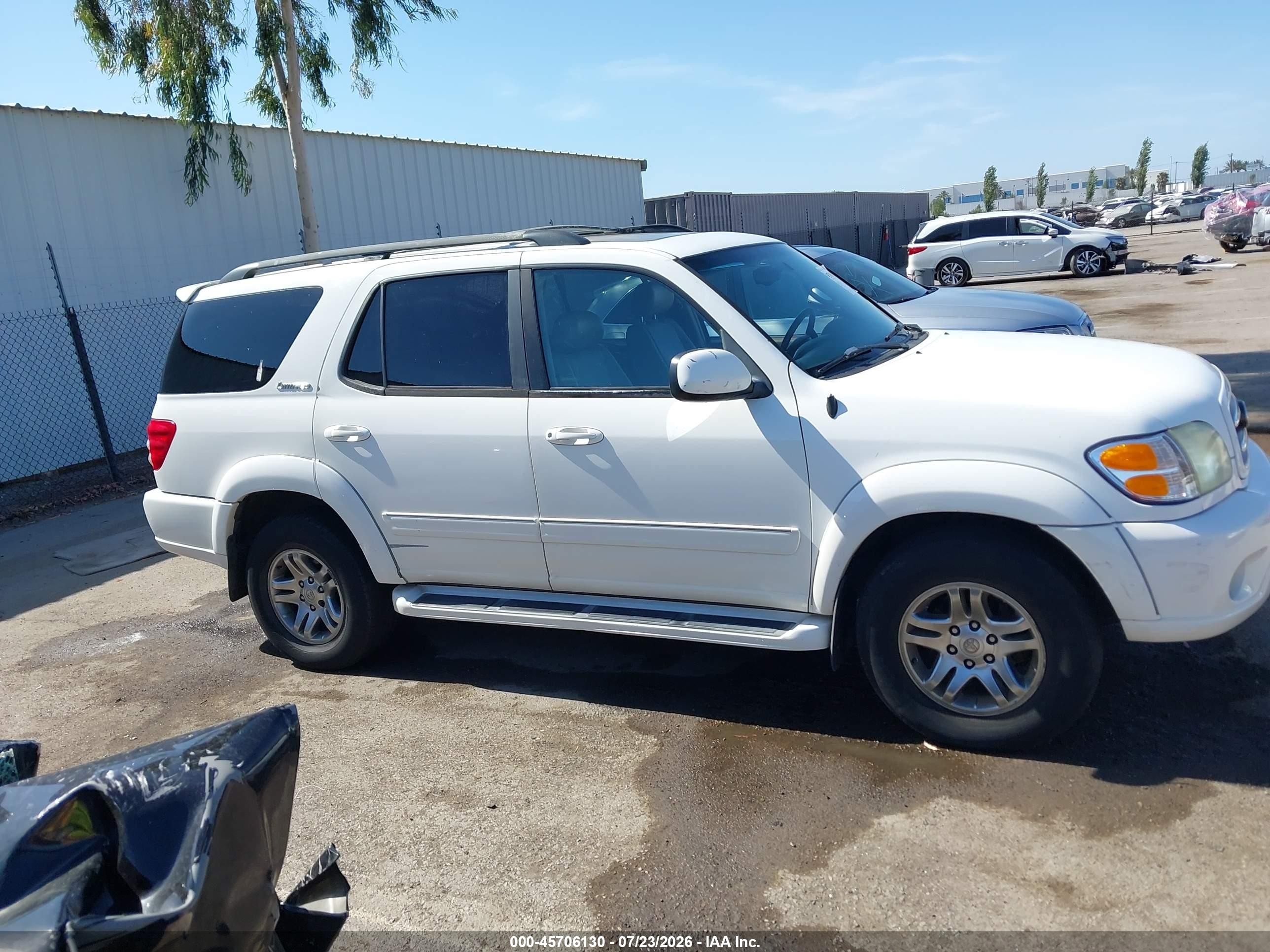 2004 Toyota Sequoia Limited V8 White vin: 5TDZT38A44S220144