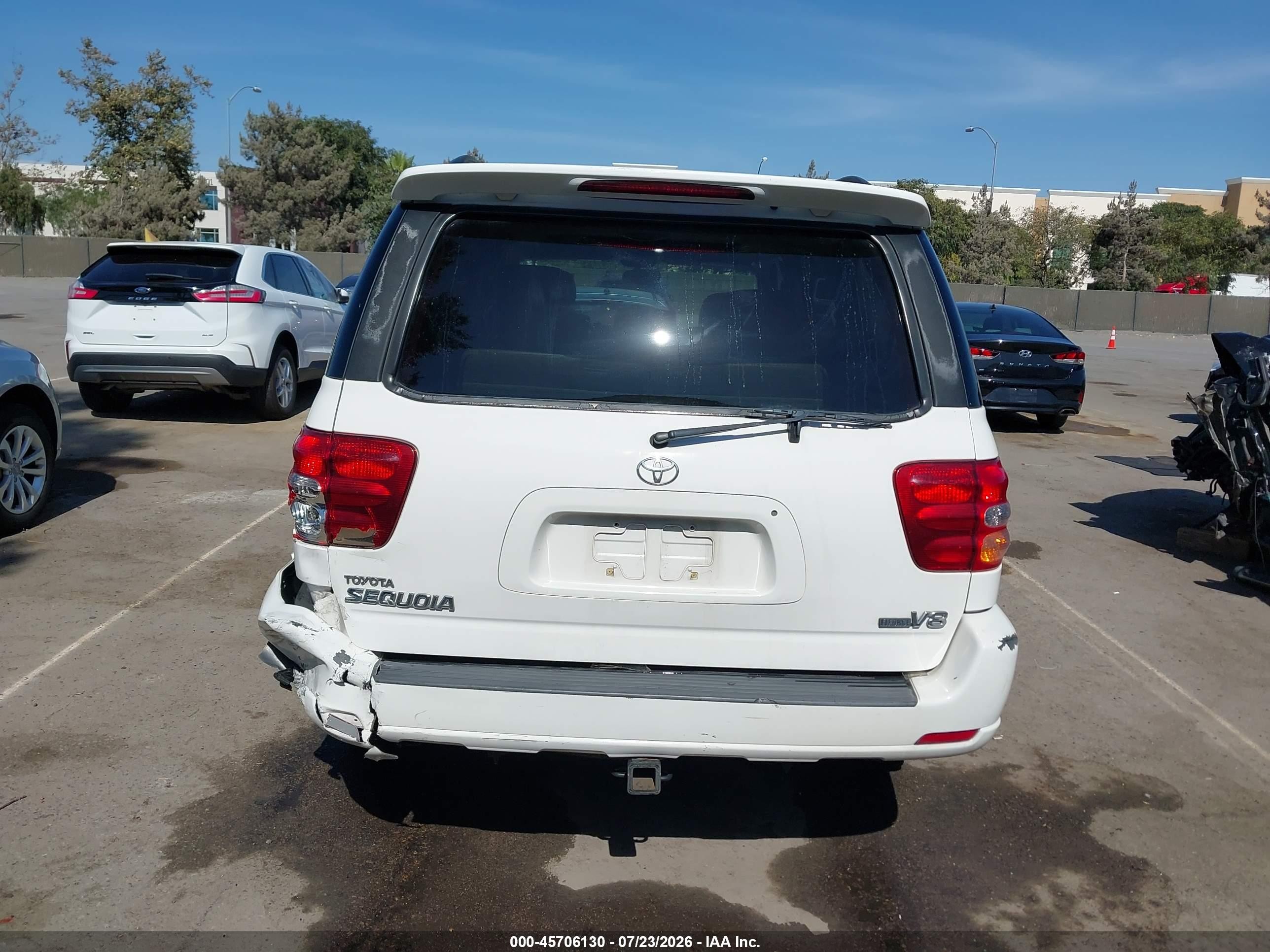 2004 Toyota Sequoia Limited V8 White vin: 5TDZT38A44S220144
