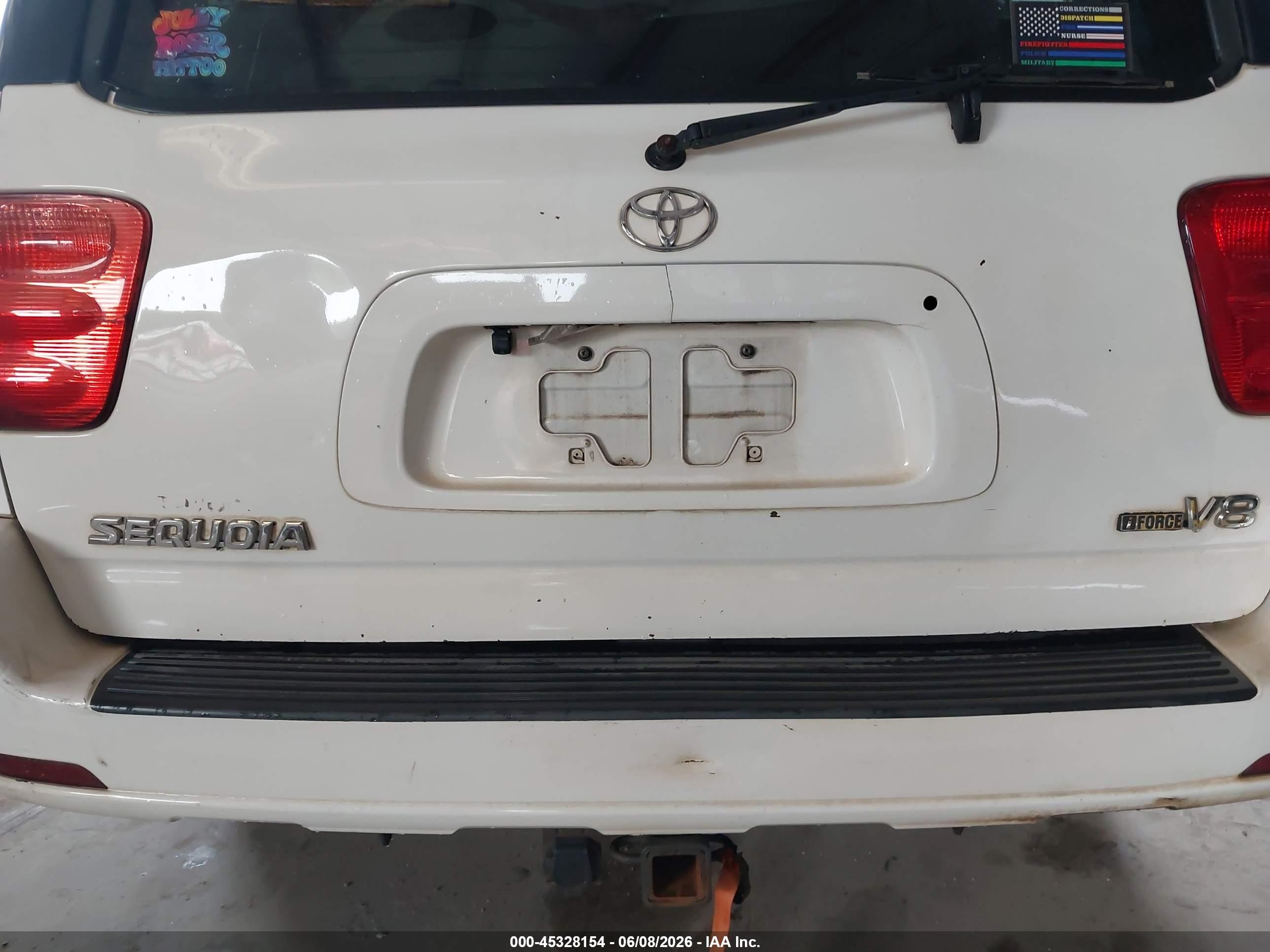 2002 Toyota Sequoia Limited V8 White vin: 5TDZT38A62S115134