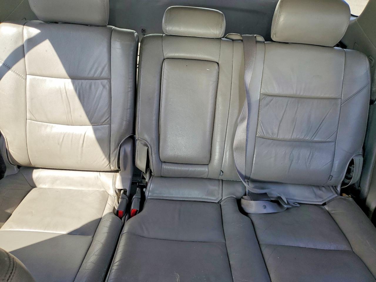 2002 Toyota Sequoia Limited Silver vin: 5TDZT38A82S073355