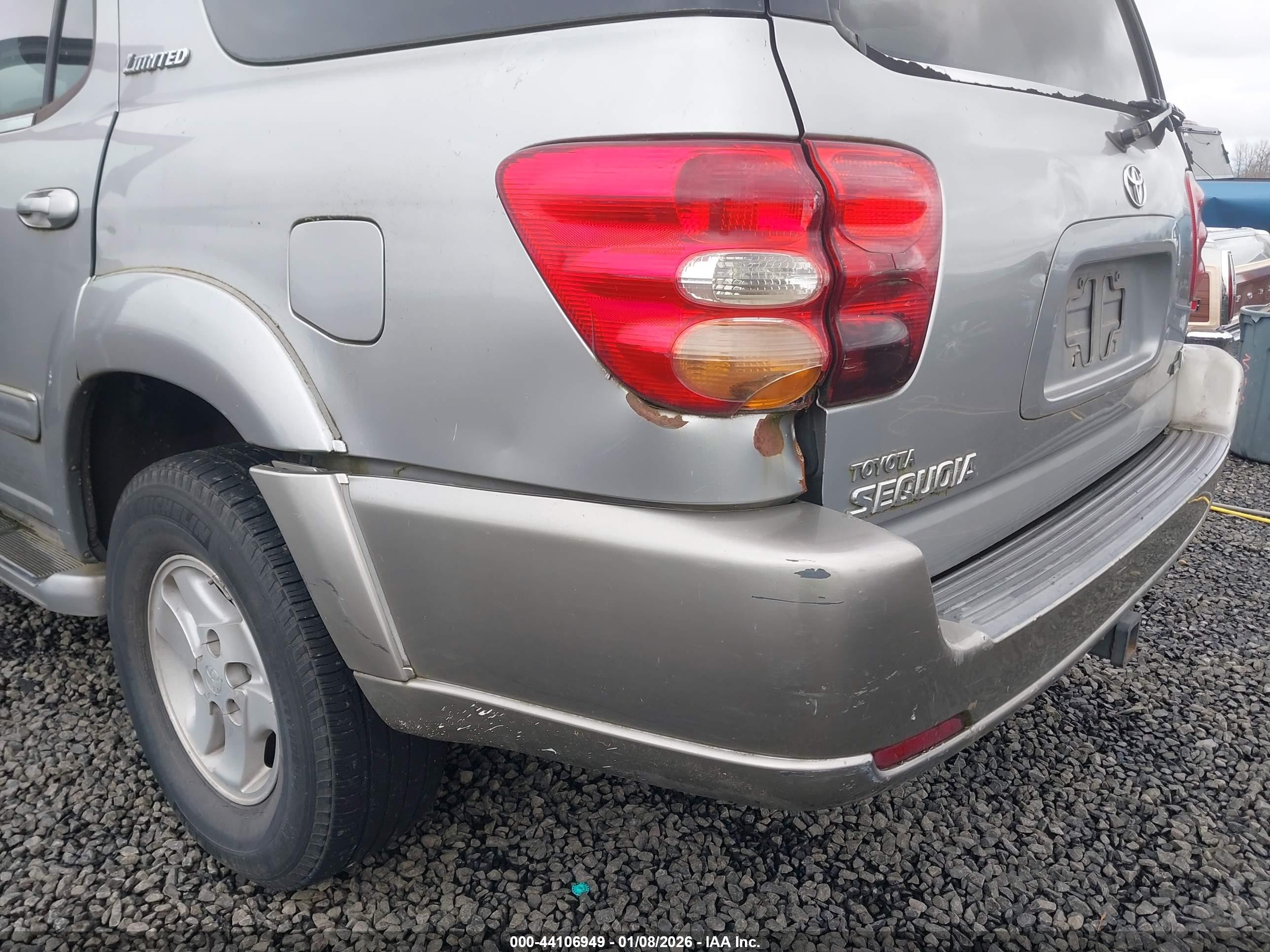 2002 Toyota Sequoia Limited V8 Silver vin: 5TDZT38A82S088261