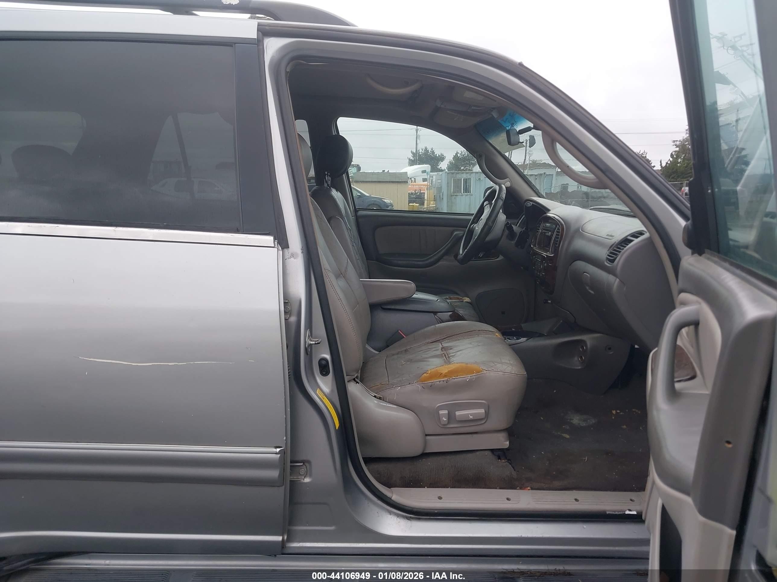 2002 Toyota Sequoia Limited V8 Silver vin: 5TDZT38A82S088261