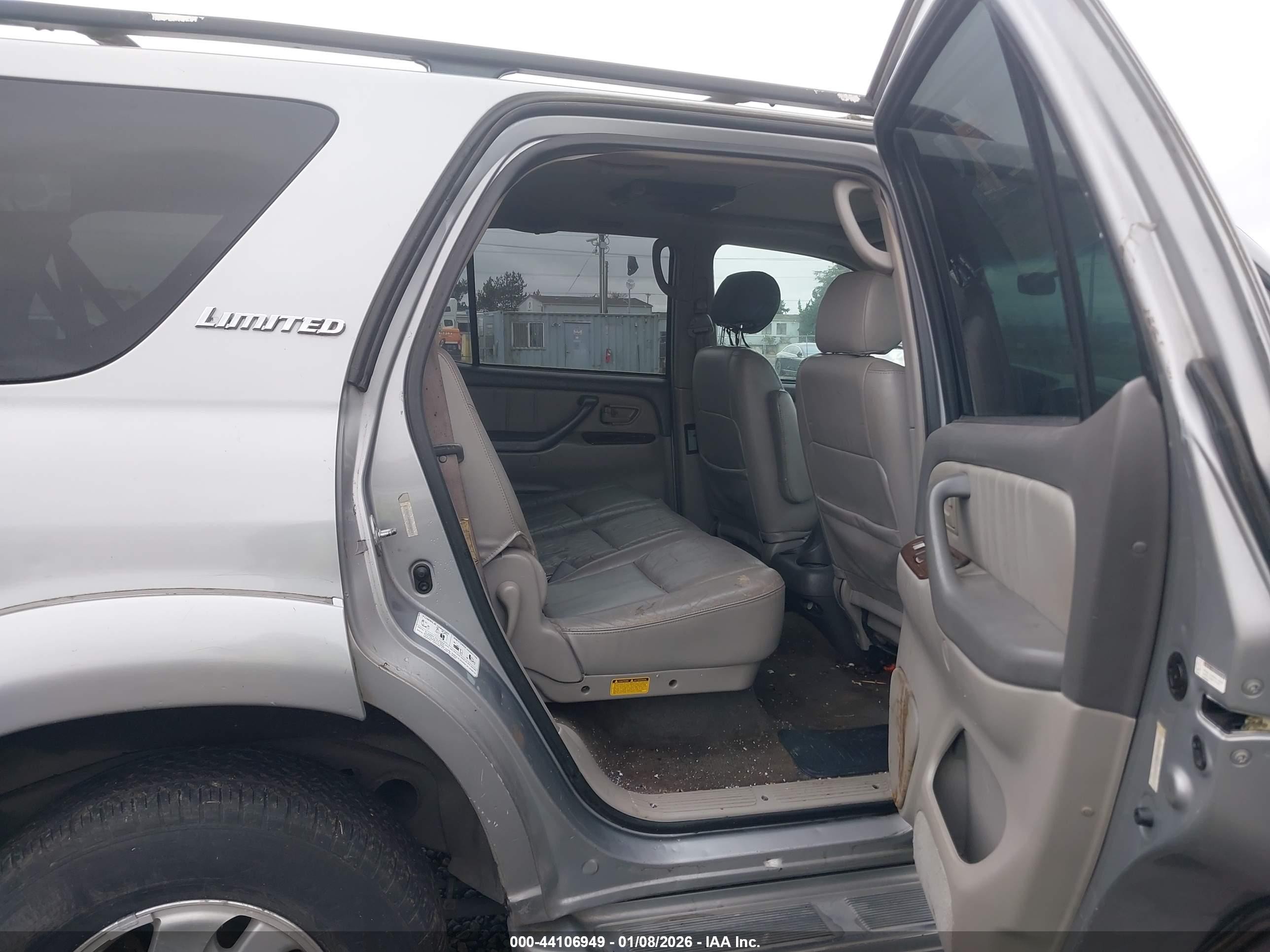 2002 Toyota Sequoia Limited V8 Silver vin: 5TDZT38A82S088261