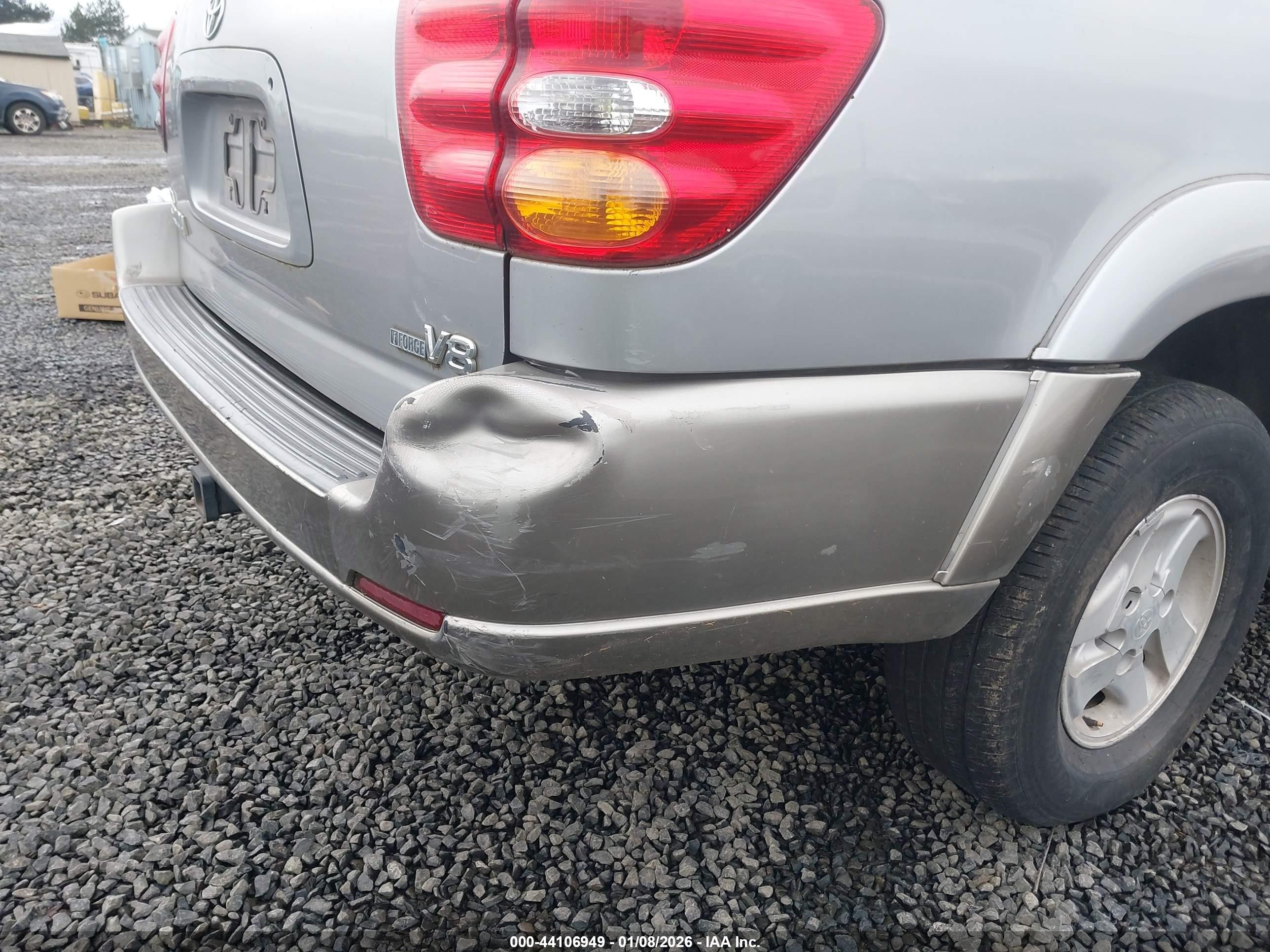 2002 Toyota Sequoia Limited V8 Silver vin: 5TDZT38A82S088261