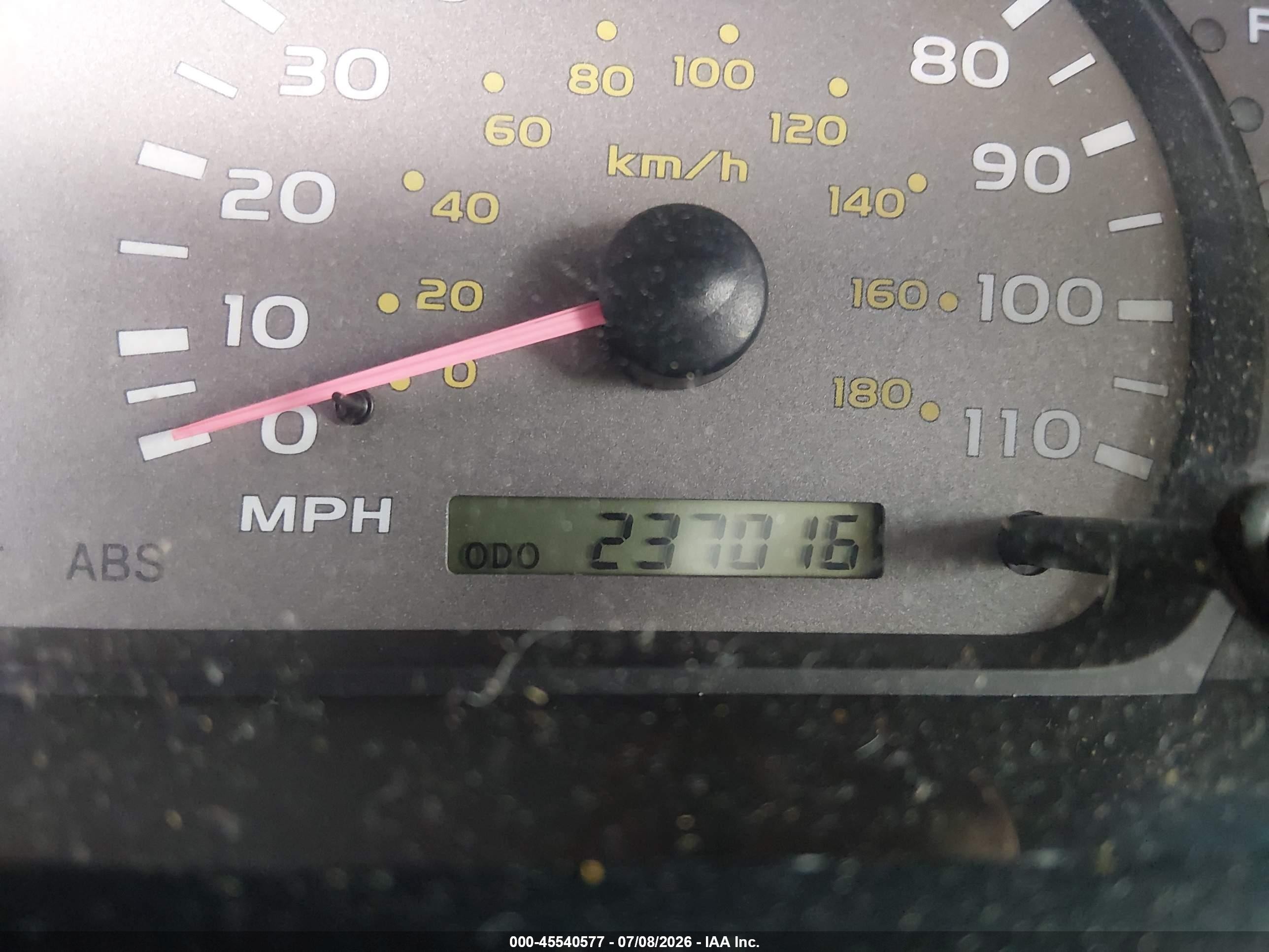 2002 Toyota Sequoia Limited V8 White vin: 5TDZT38AX2S087337