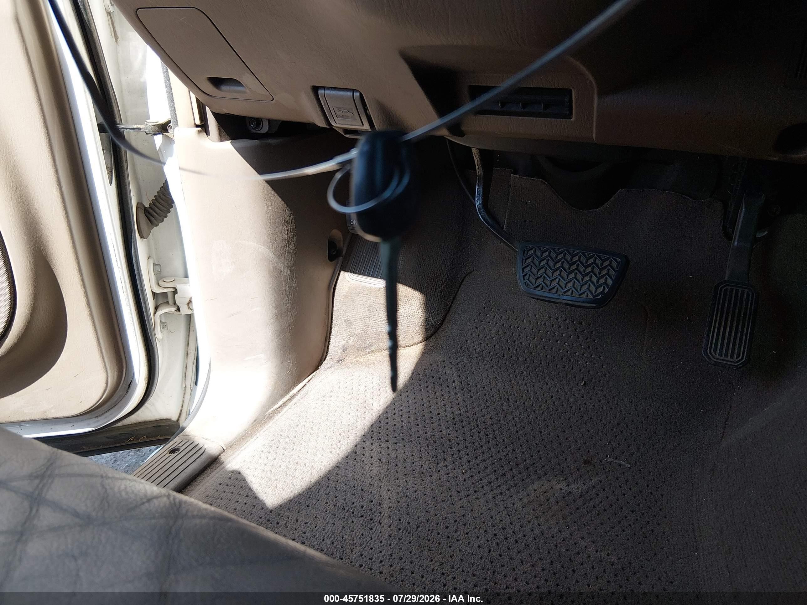 2004 Toyota Sequoia Limited V8 Белый vin: 5TDZT38AX4S233545