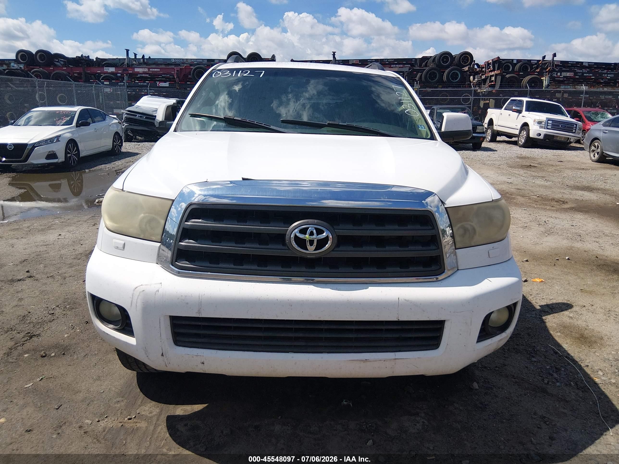 2011 Toyota Sequoia Sr5 5.7l V8 Белый vin: 5TDZY5G17BS031127