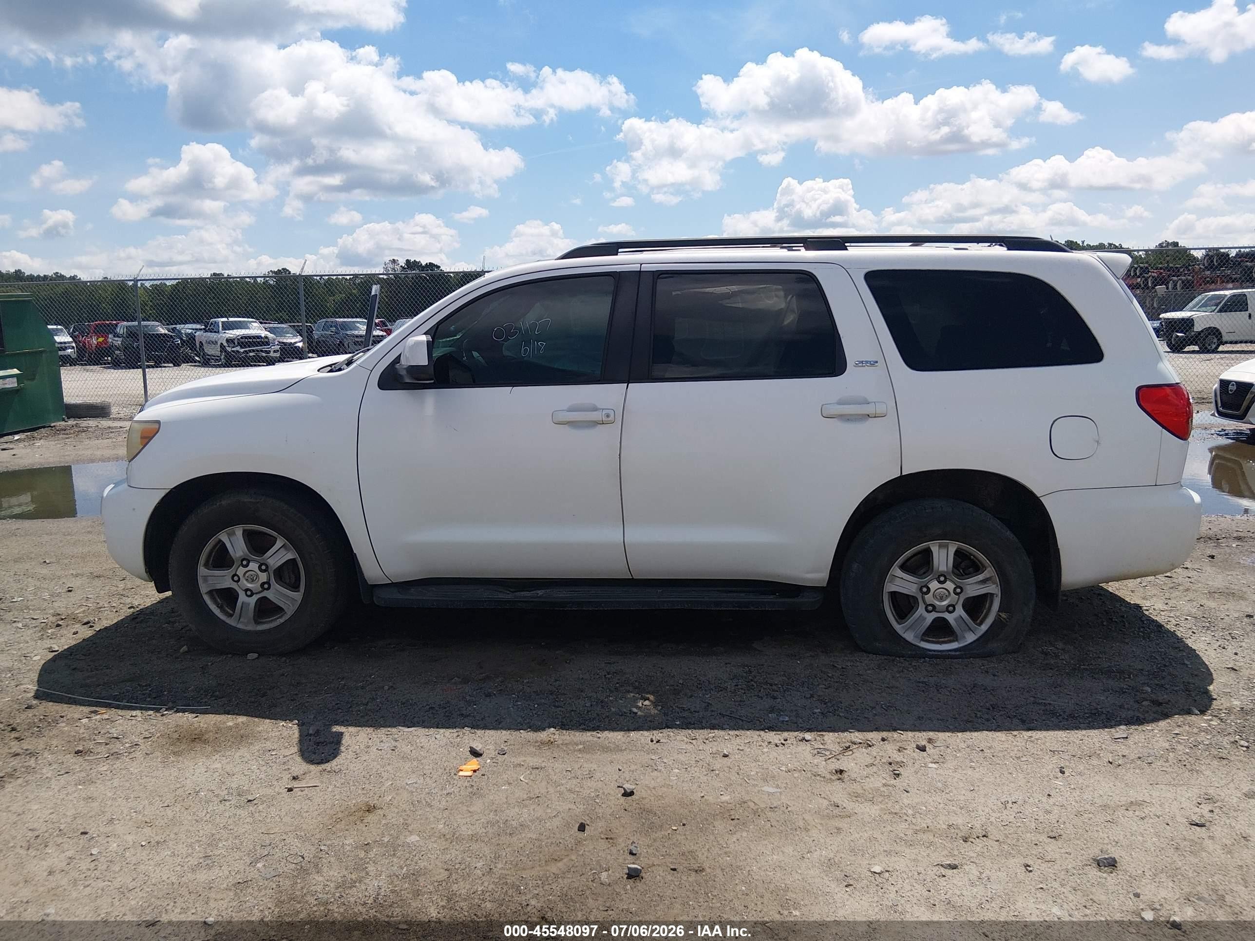 2011 Toyota Sequoia Sr5 5.7l V8 Белый vin: 5TDZY5G17BS031127