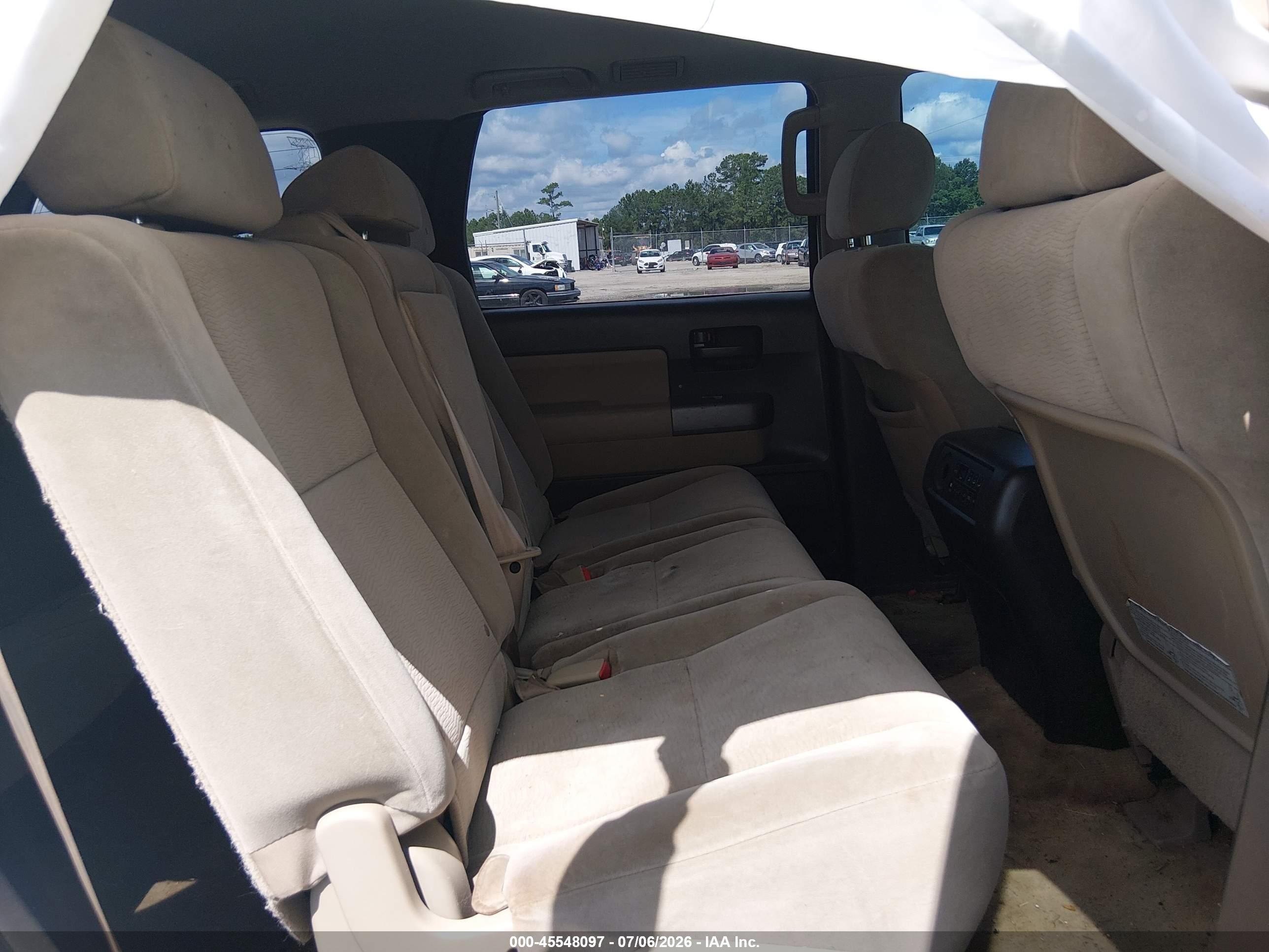 2011 Toyota Sequoia Sr5 5.7l V8 Белый vin: 5TDZY5G17BS031127